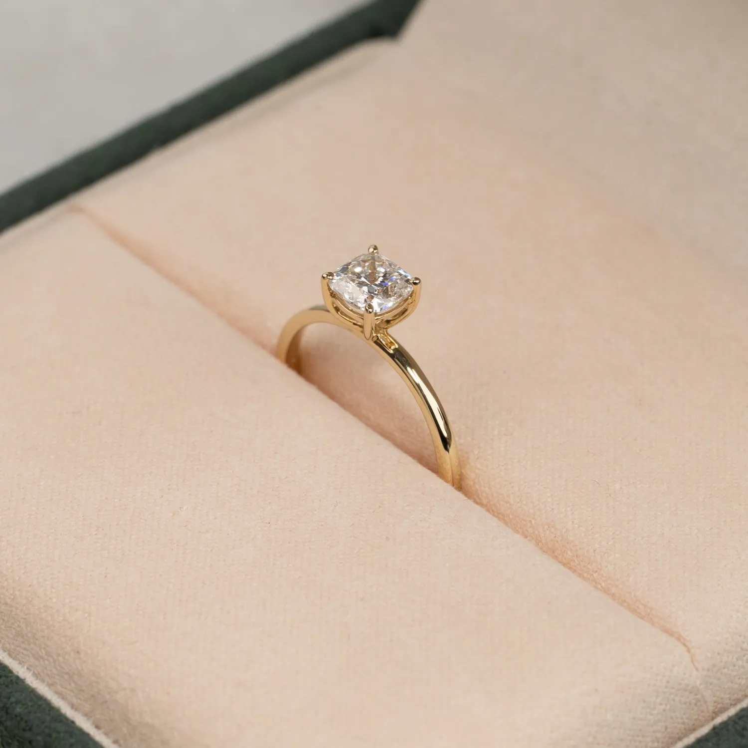 Sisi Copenhagen Solitaire 0,75ct cushion diamantring guld