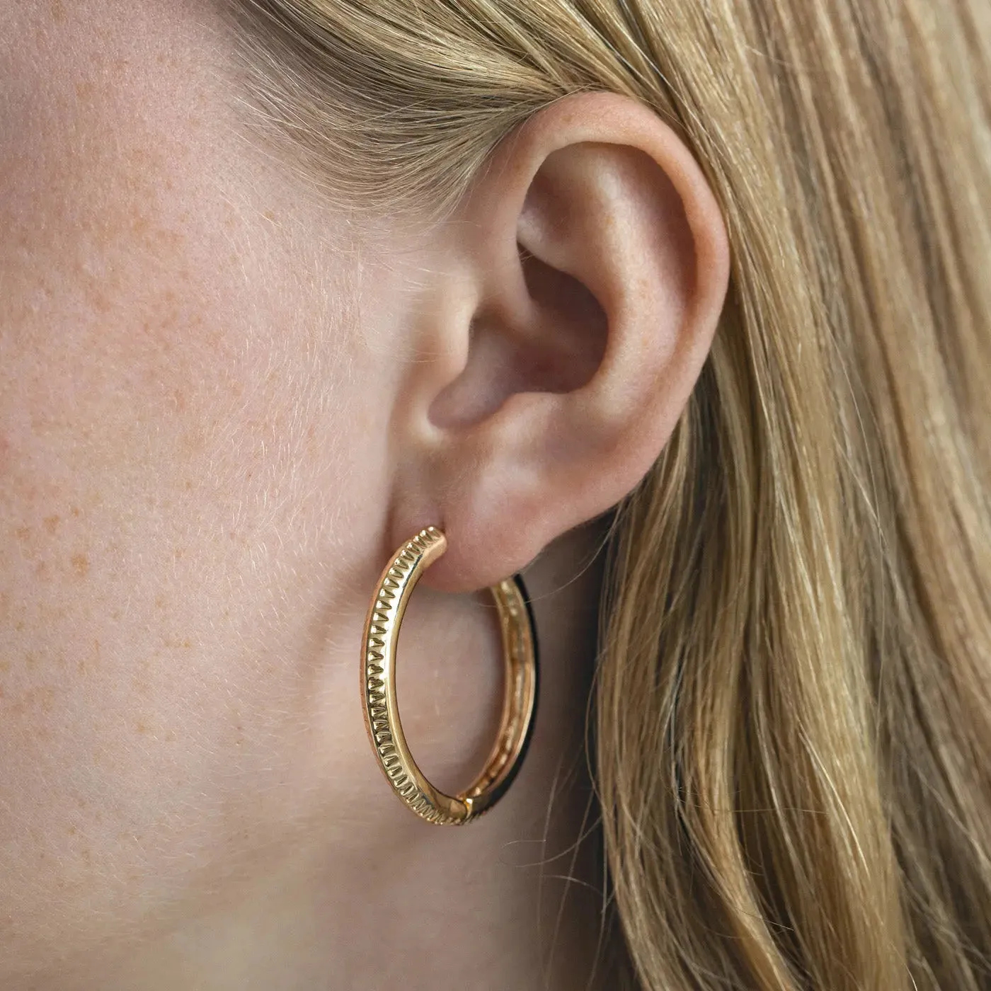 TIMI OF SWEDEN Aztec hoop øreringe guld 35 mm