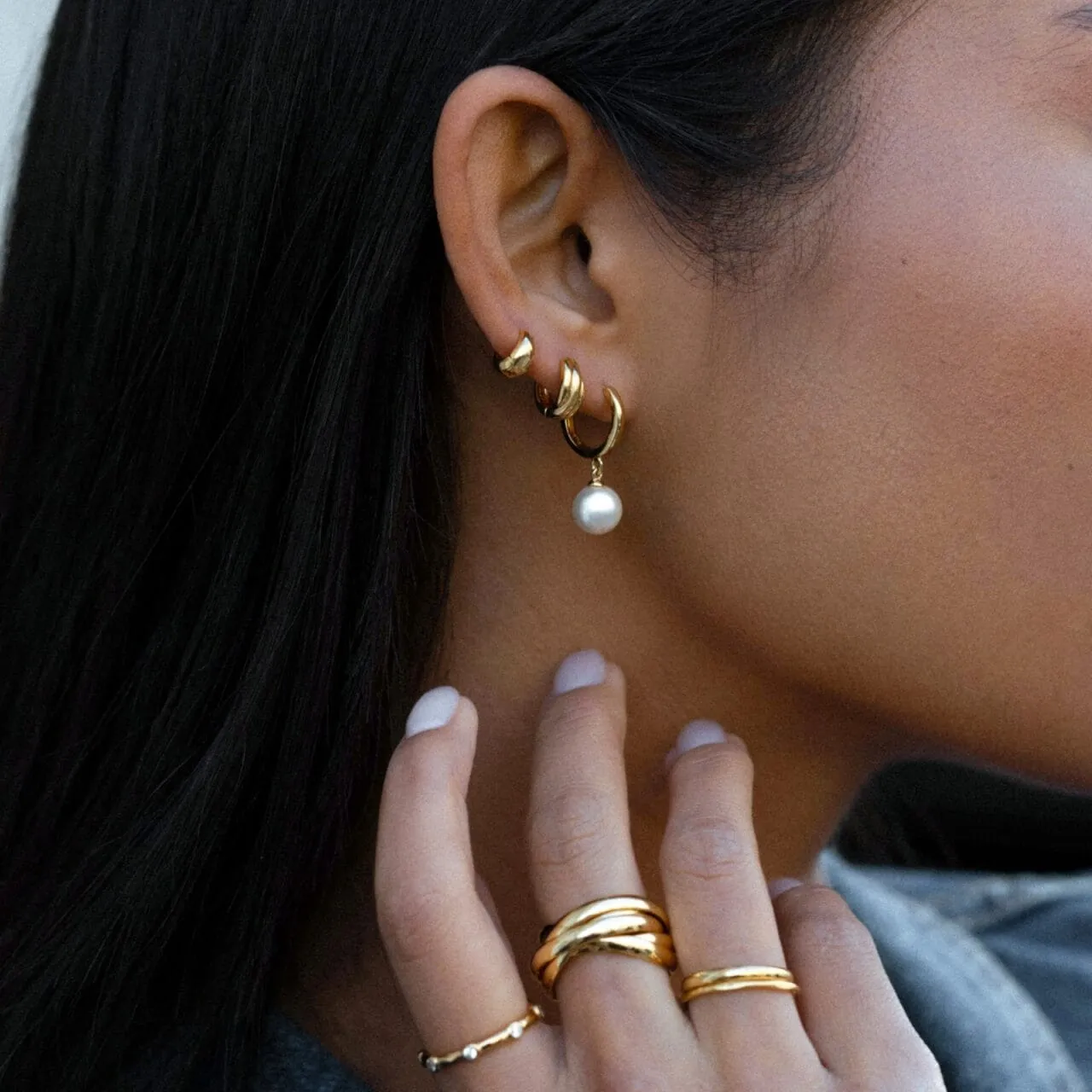 Orelia Mini Twist micro huggie øreringe guld snoet
