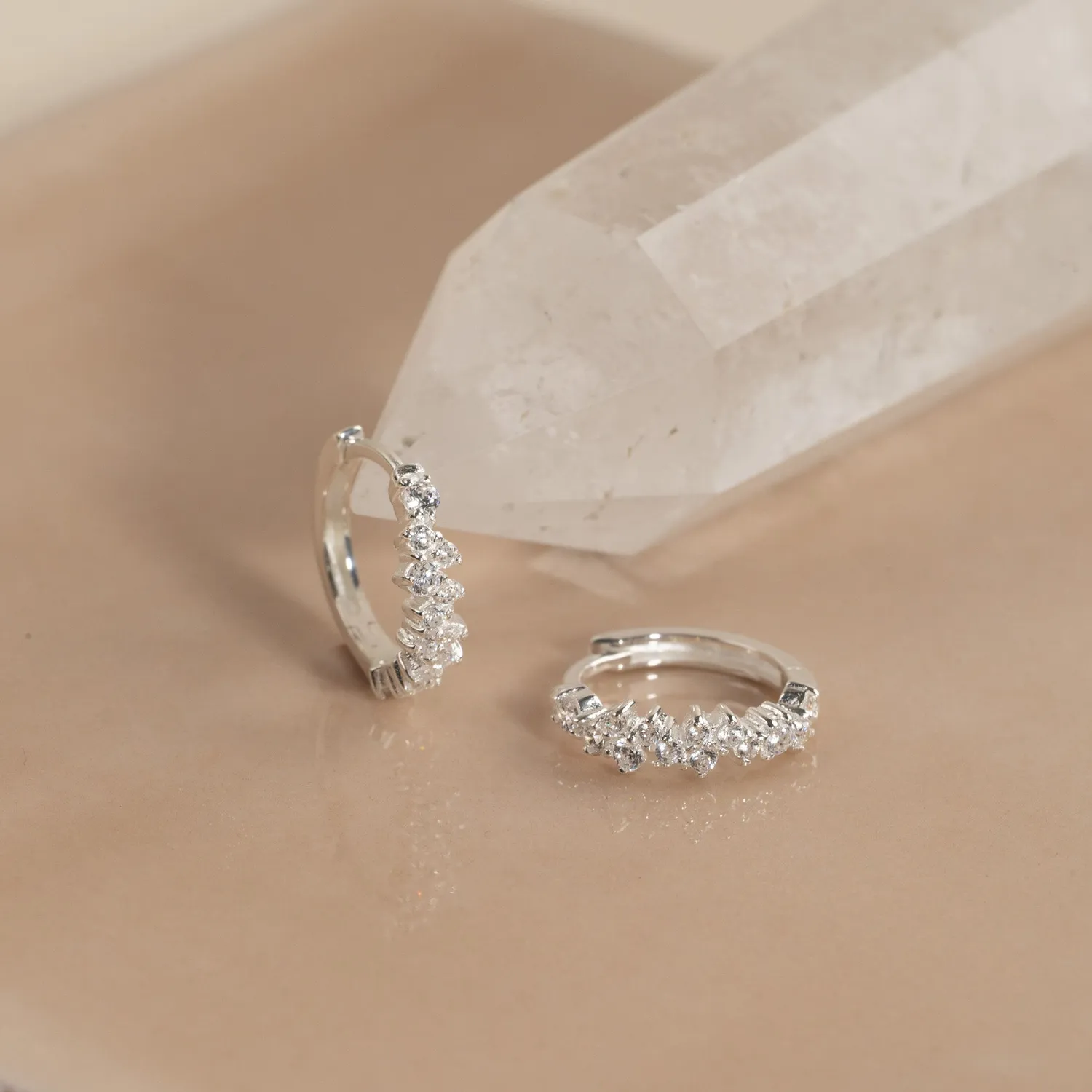 Sisi Copenhagen Clair Crystal Small Huggie øreringe sølv par