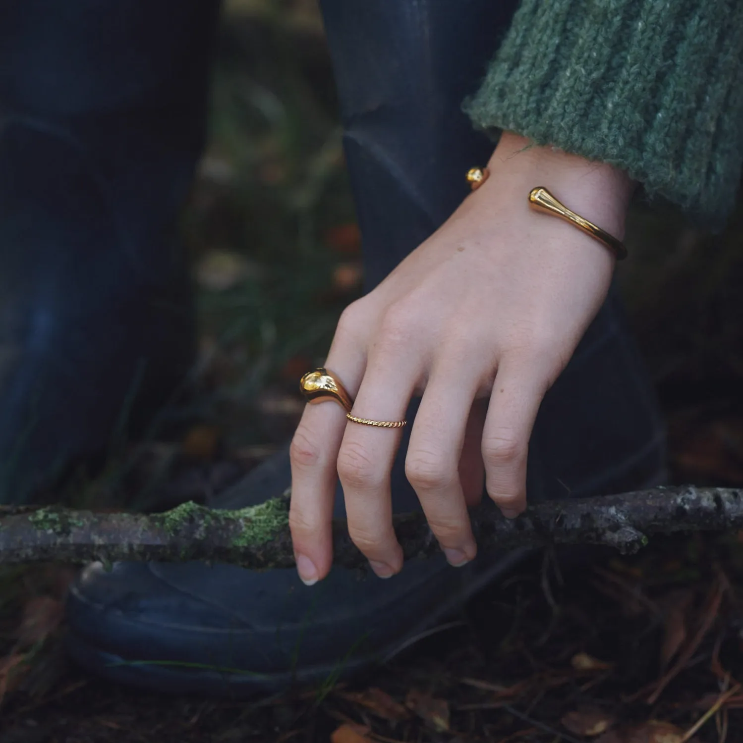 TIMI OF SWEDEN Petra åben armring guld rustfrit stål