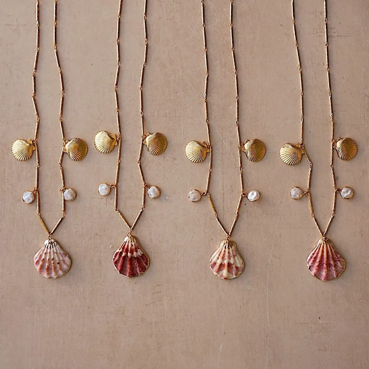 Orelia Mixed Shell & Pearl charm halskæde guld