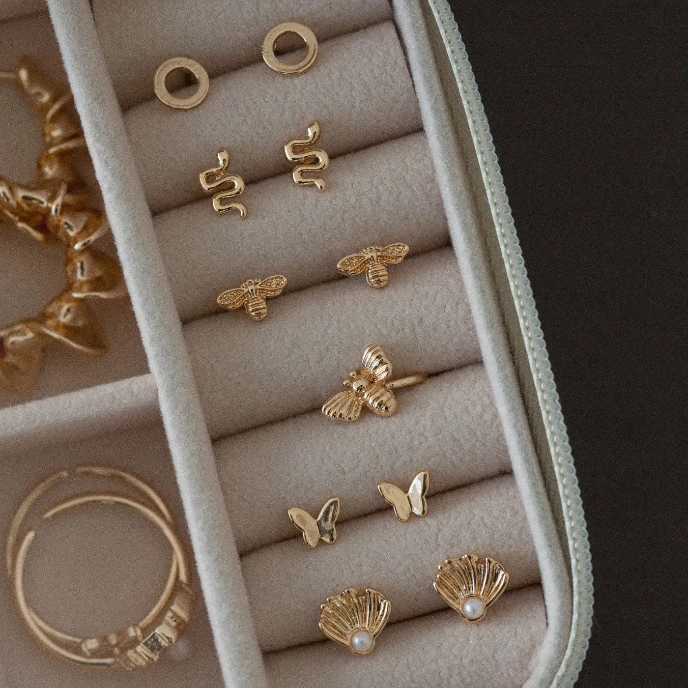 TIMI OF SWEDEN Liza Mini Snake Stud øreringe guld børstet