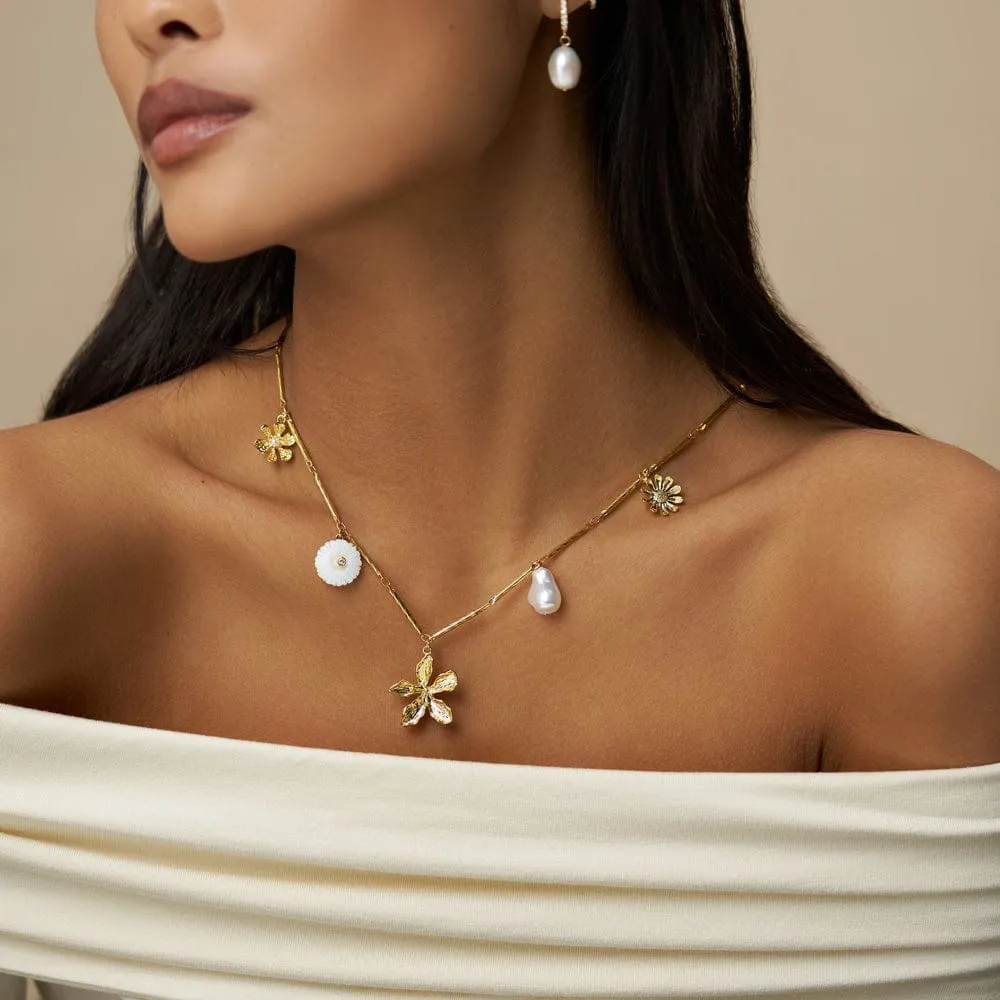 Orelia Statement Flower Pearl Charm halskæde guld blomst