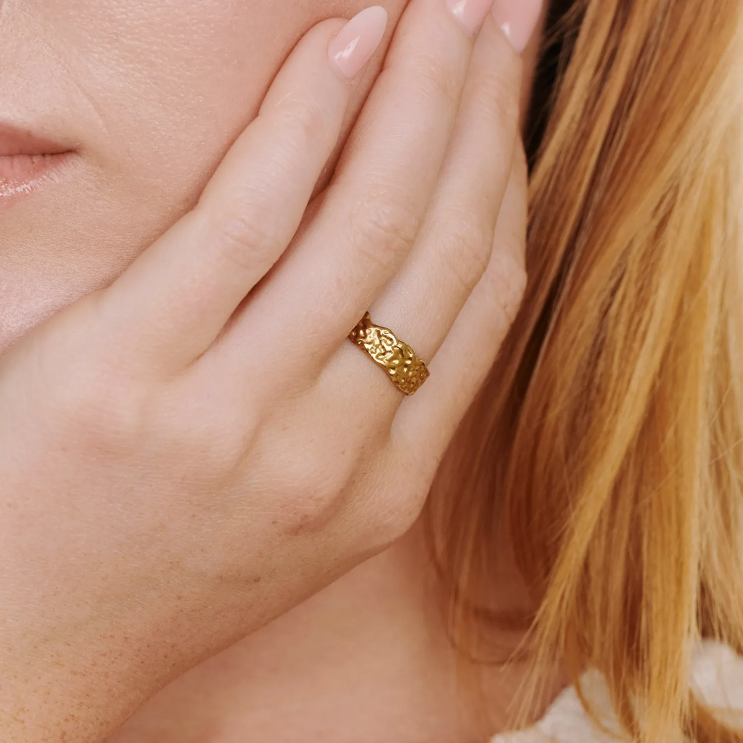 TIMI OF SWEDEN Tone hamret ring forgyldt justerbar guld