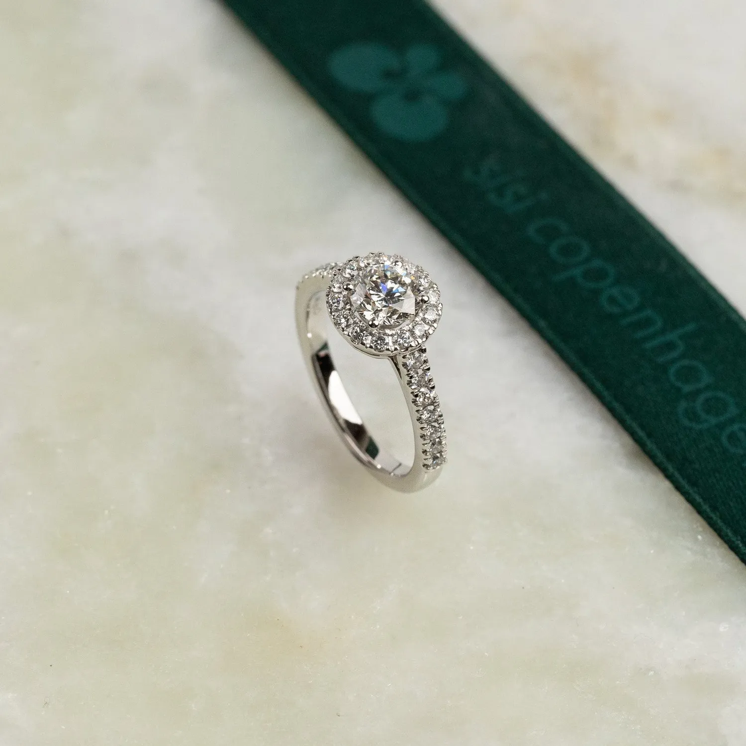 Sisi Copenhagen Round Halo Alliance lab-diamantring 14 kt hvidguld 0,85 ct
