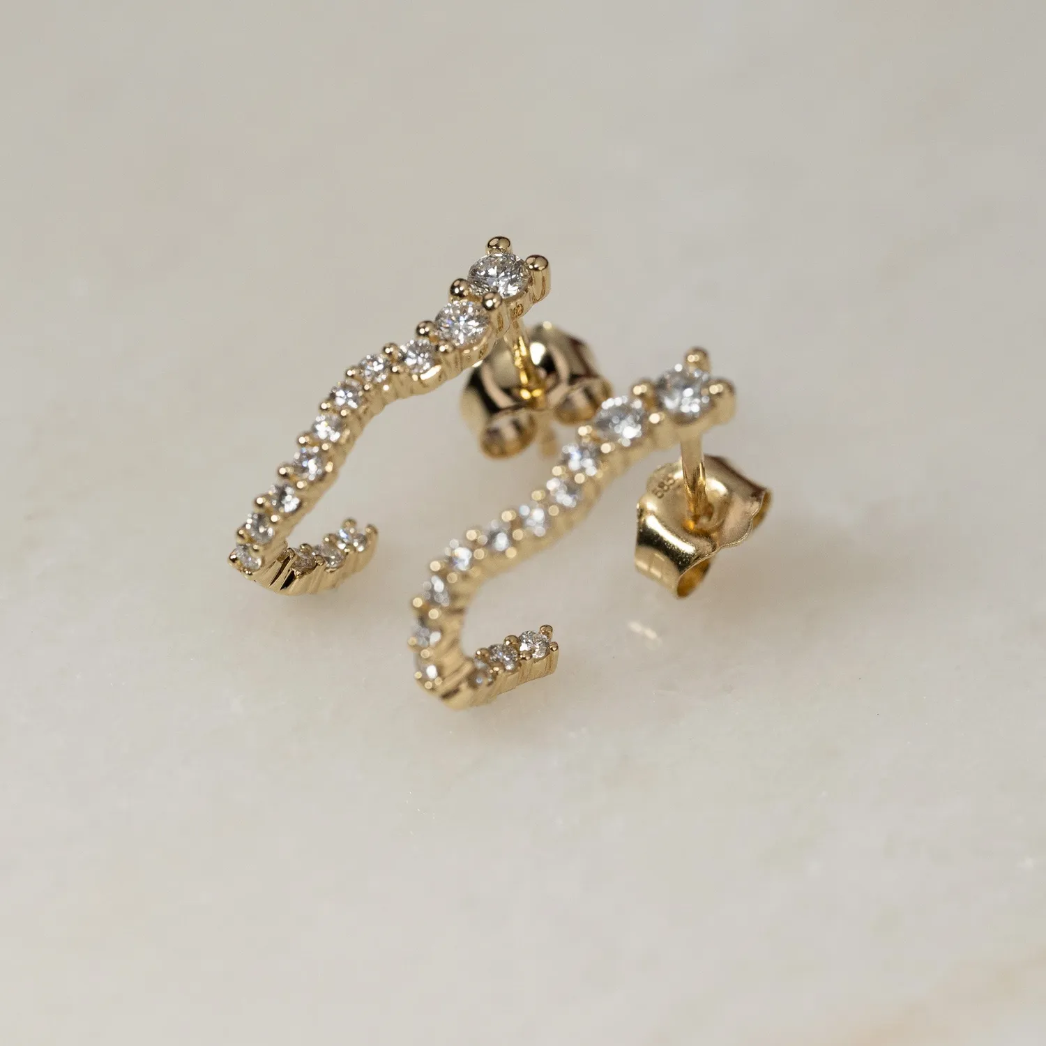 Sisi Copenhagen Graduating Curved creoler diamant 0,45 ct