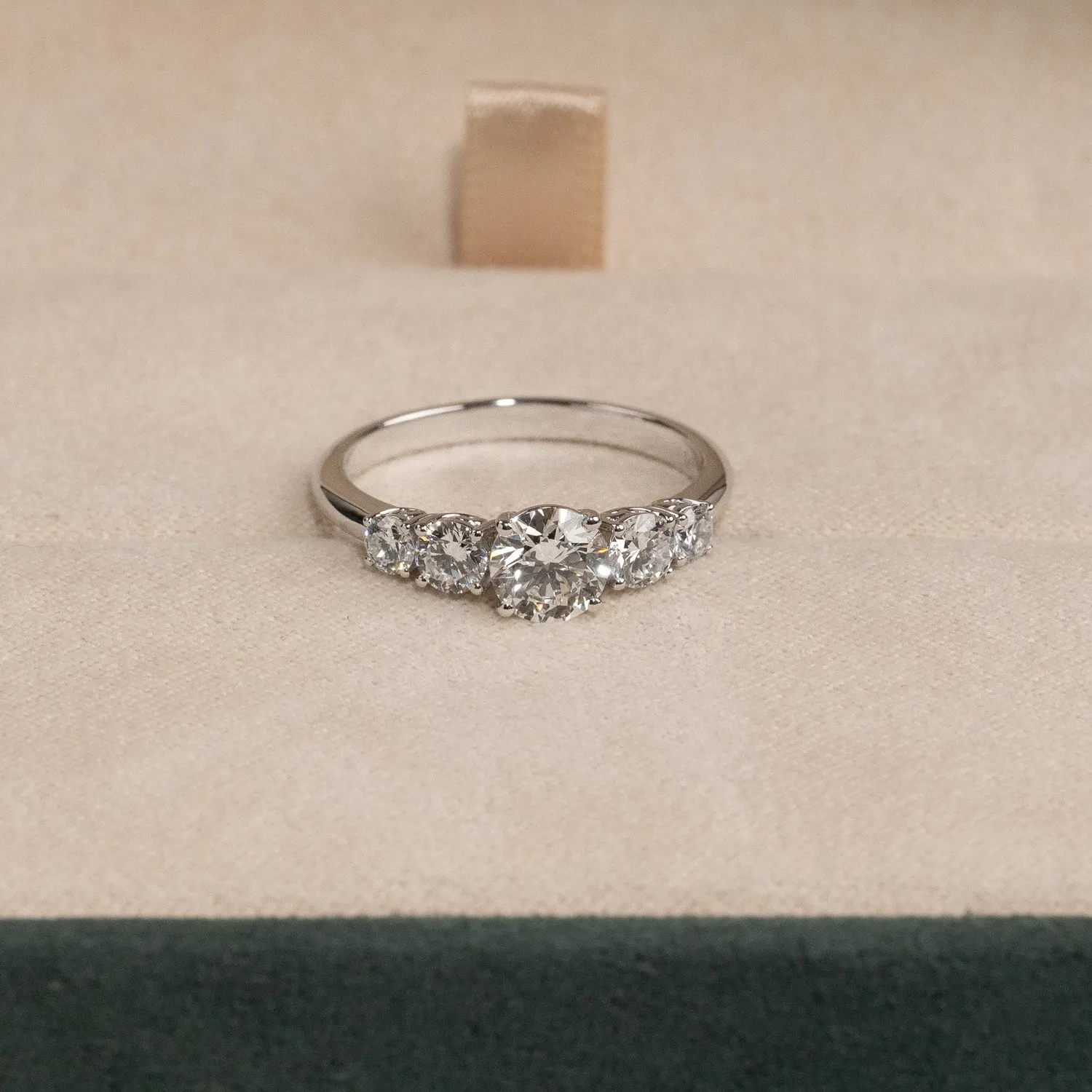 Sisi Copenhagen Five-Stone Trellis ring 1,0 ct hvidguld