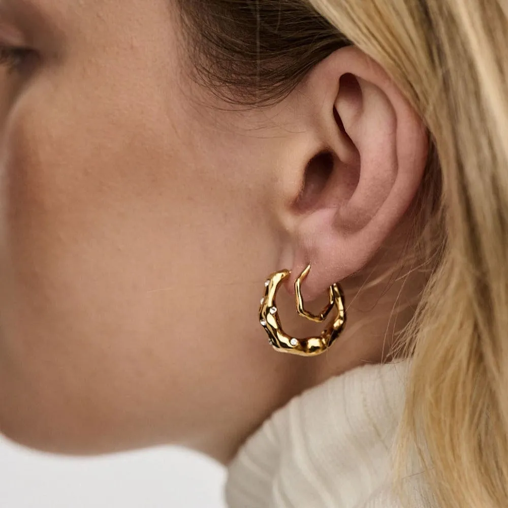 Orelia Organic Wave huggie øreringe guld