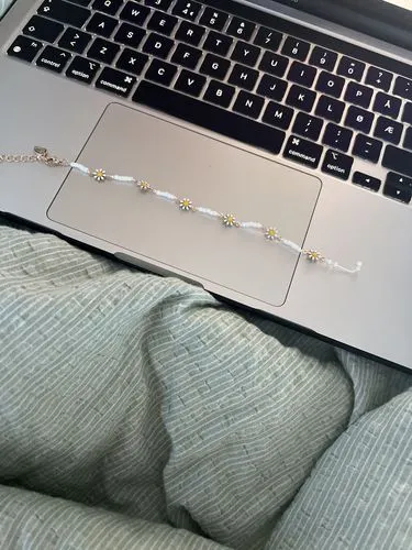 TIMI OF SWEDEN Astrid Daisy emaljearmbånd guld 17 cm