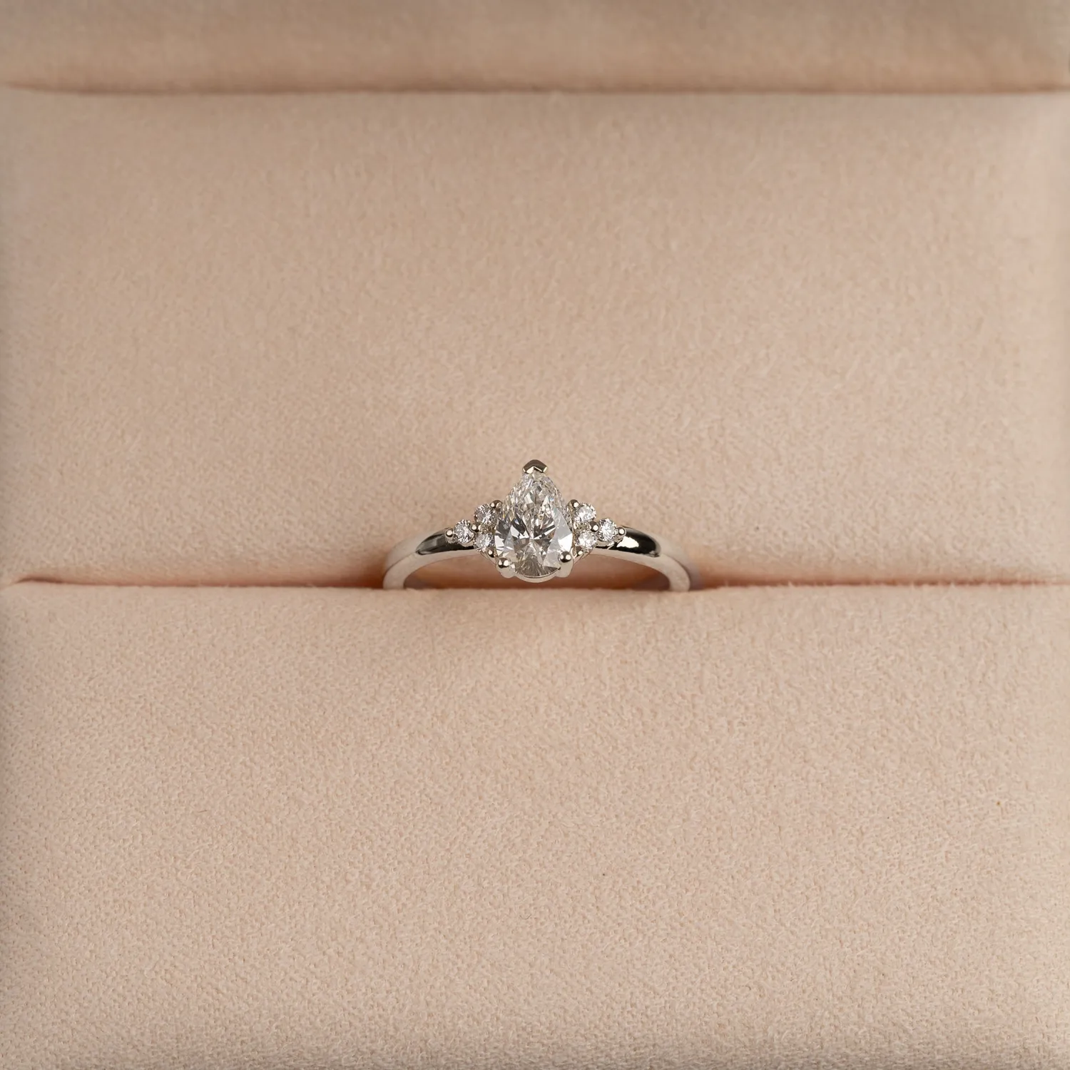 Sisi Copenhagen Triad pære diamantring 0,65ct hvidguld