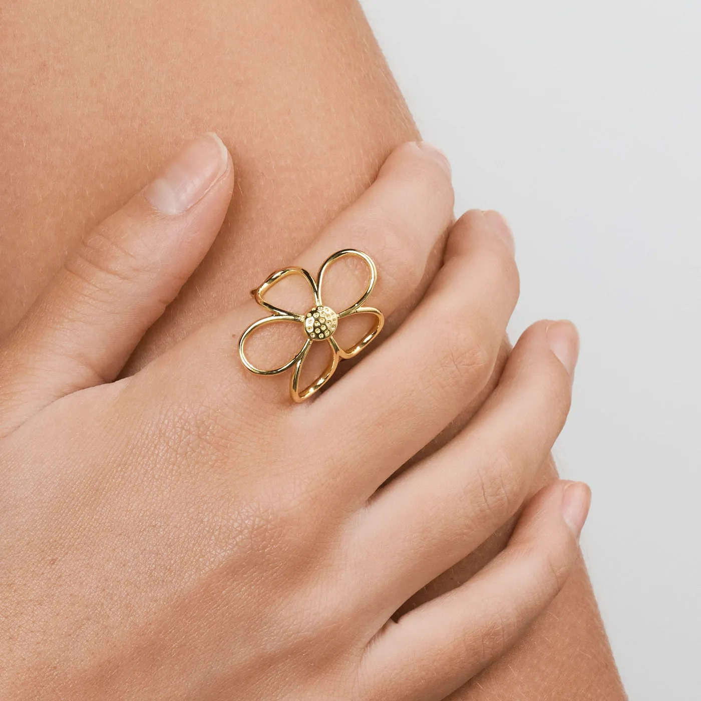 TIMI OF SWEDEN Lucky Outline Flower ring guld justerbar