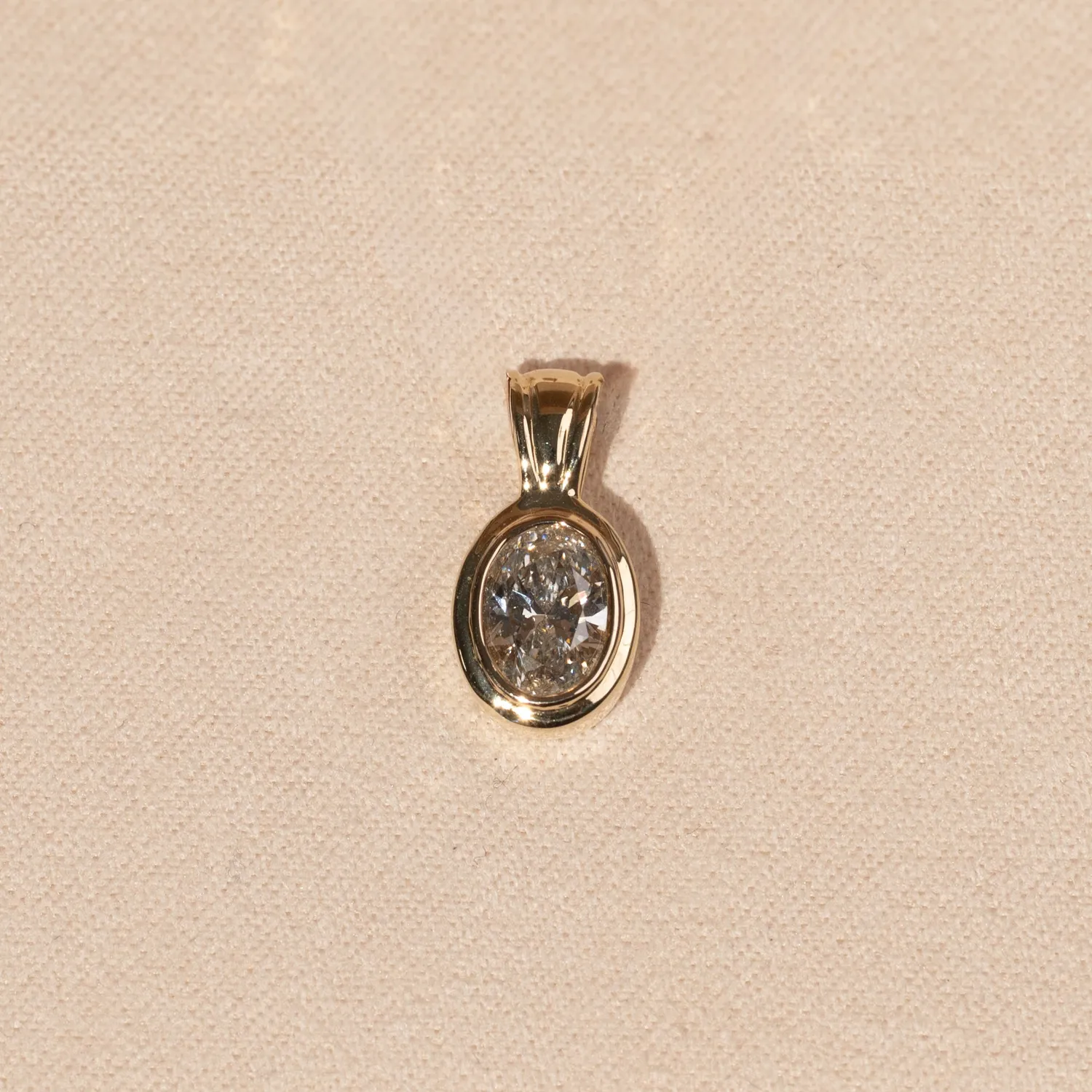Sisi Copenhagen Lineage Bezel oval lab-diamantvedhæng 0,75 ct guld