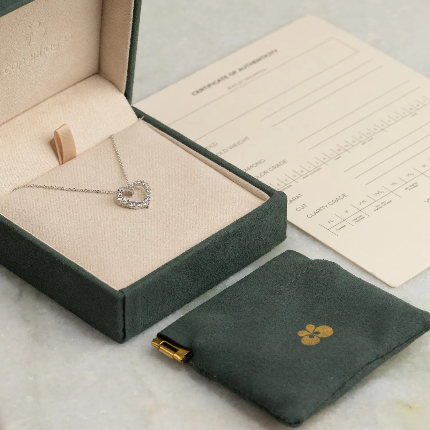 Sisi Copenhagen Diamond Graduating Curved Heart vedhæng 0,45ct hvidguld