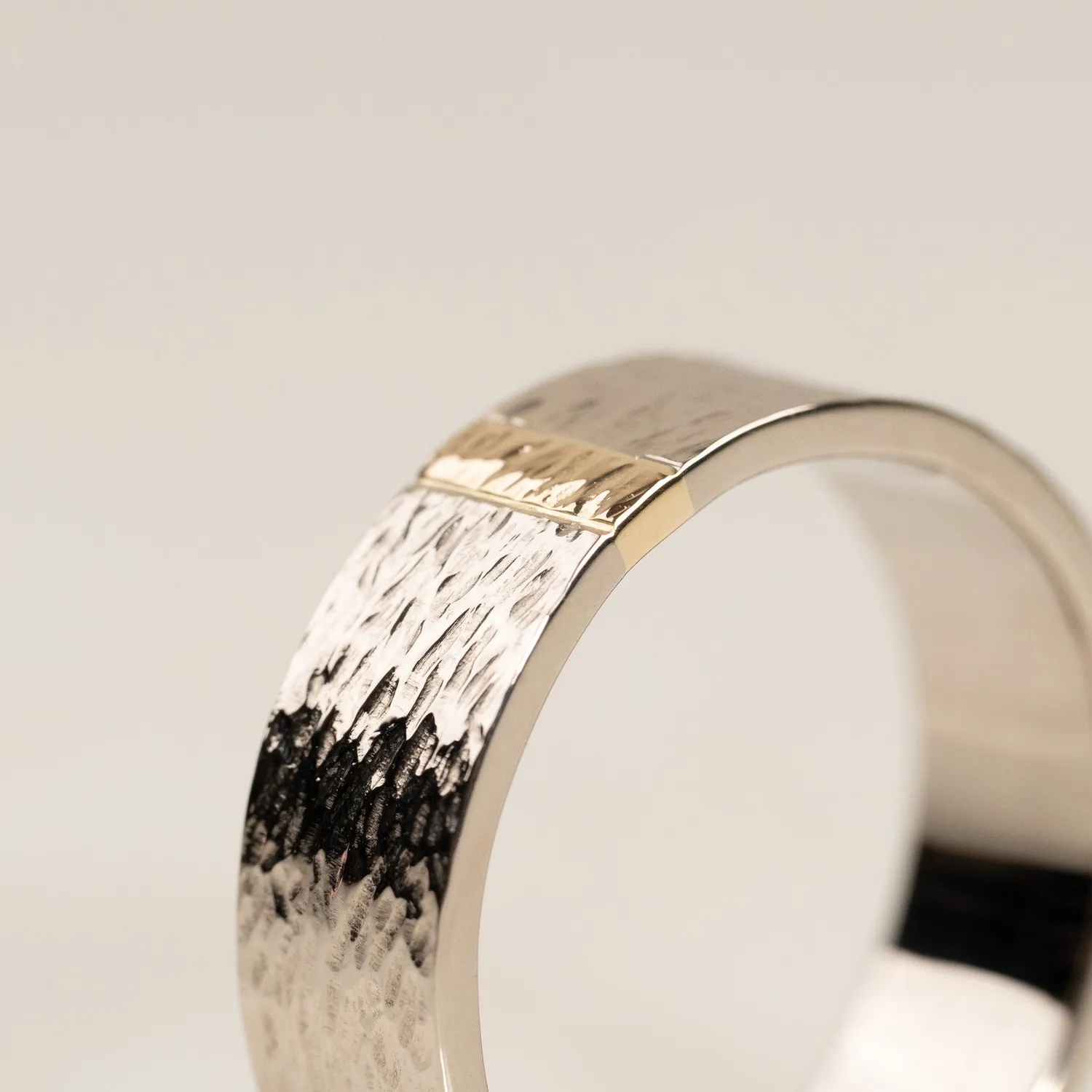 Sisi Copenhagen Hammered Flat vielsesring hvidguld 14 kt 7 mm