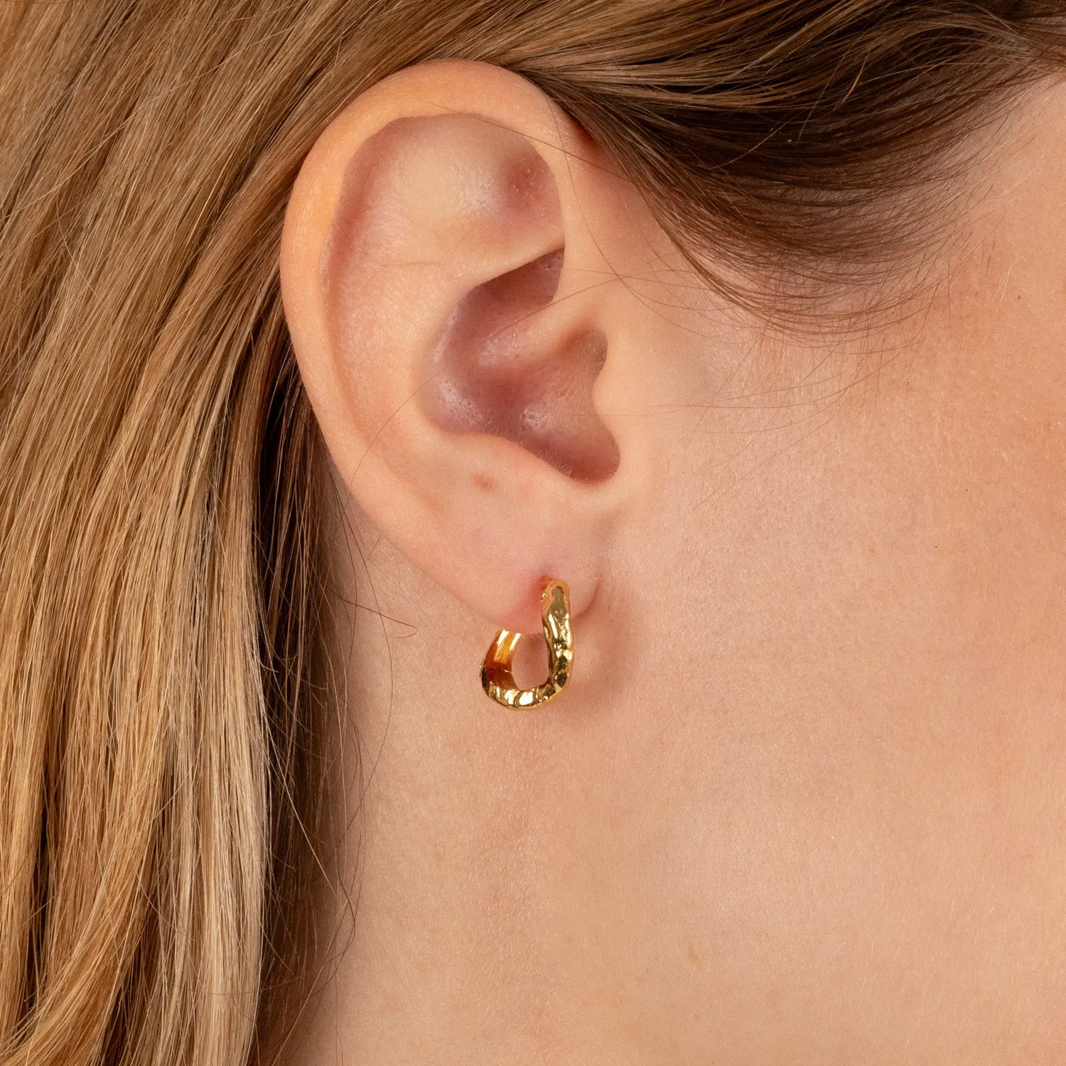 Sisi Copenhagen Maia Golden Huggie øreringe forgyldt 15 mm