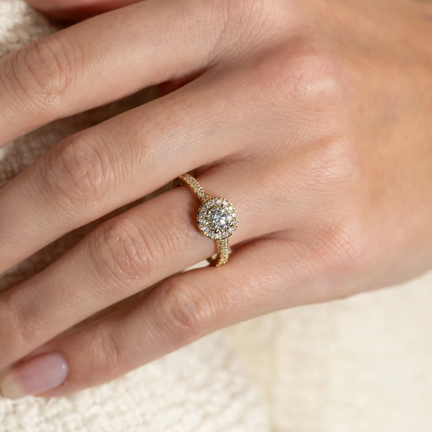 Sisi Copenhagen Round Halo Alliance ring 0,85 ct 14 kt guld