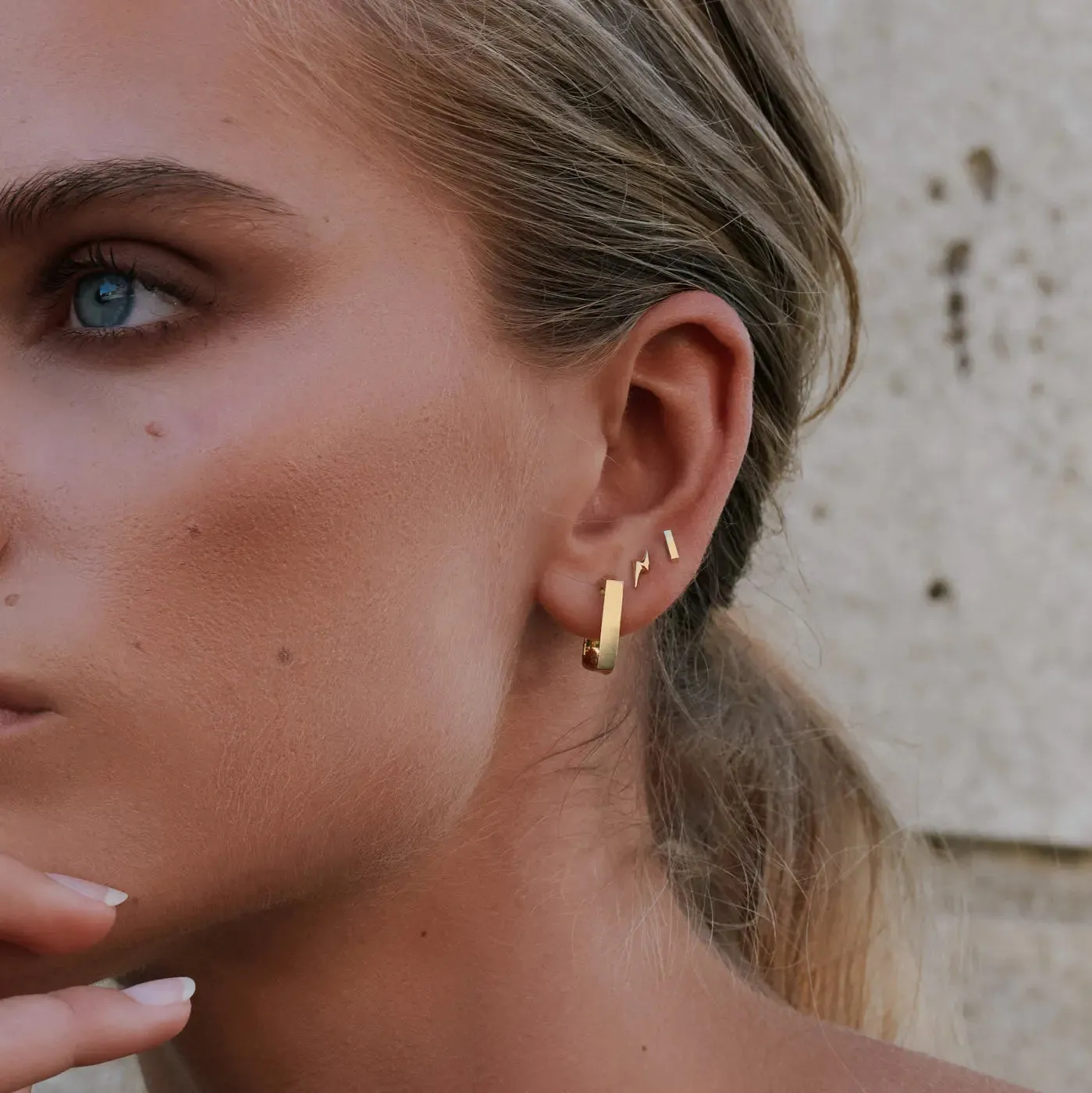 TIMI OF SWEDEN Loa Small Bar stud øreringe guld 5 mm