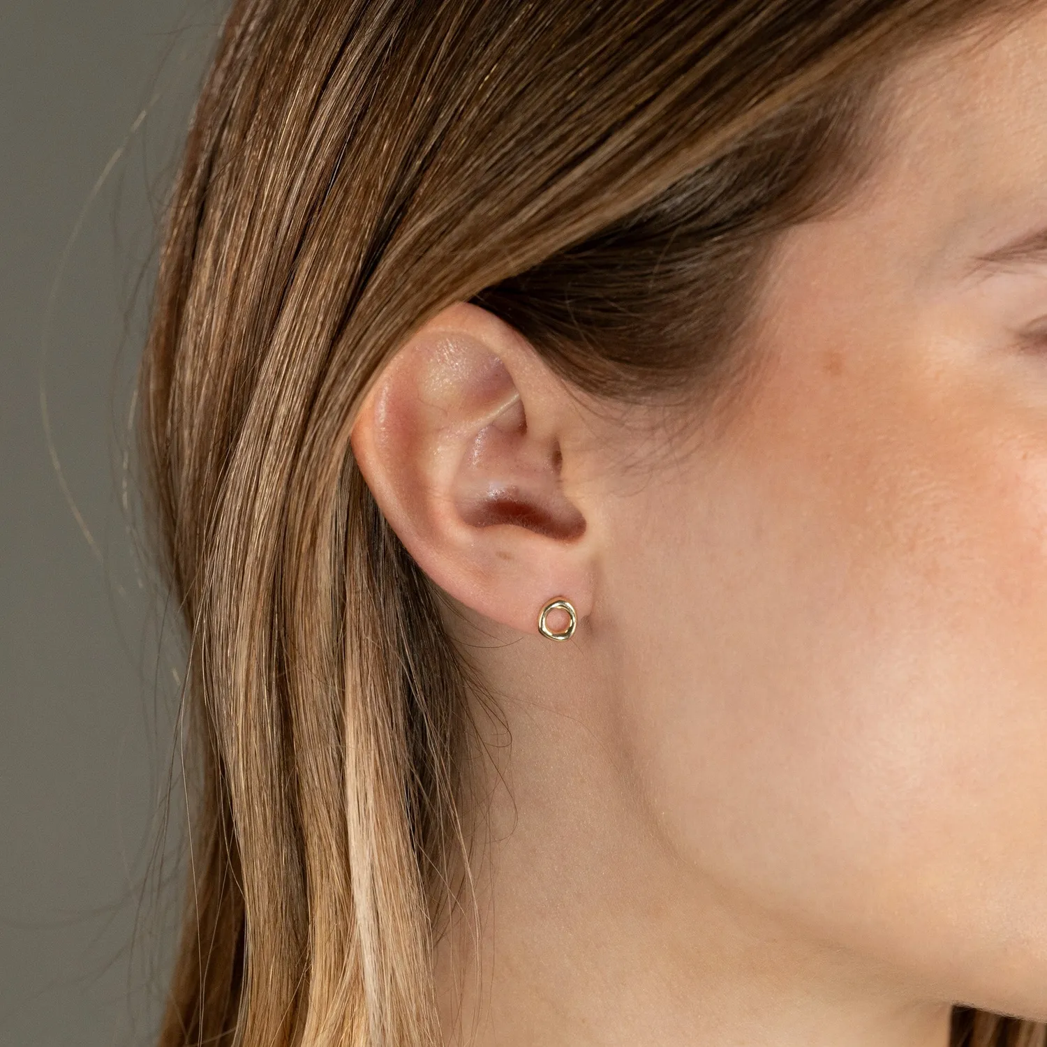Sisi Copenhagen Olea ørestikker massivt guld 7 mm et par