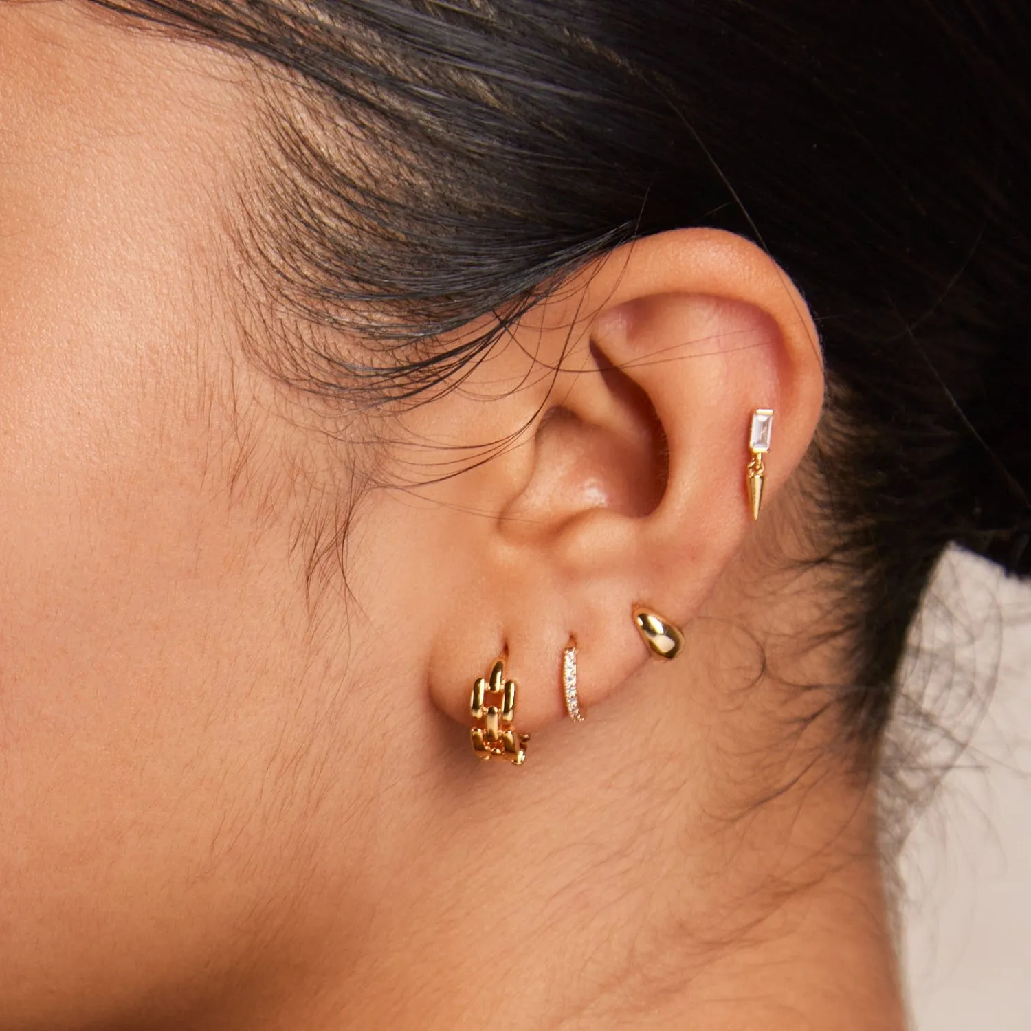 Orelia Tiny Tapered Micro Hoop øreringe guld små