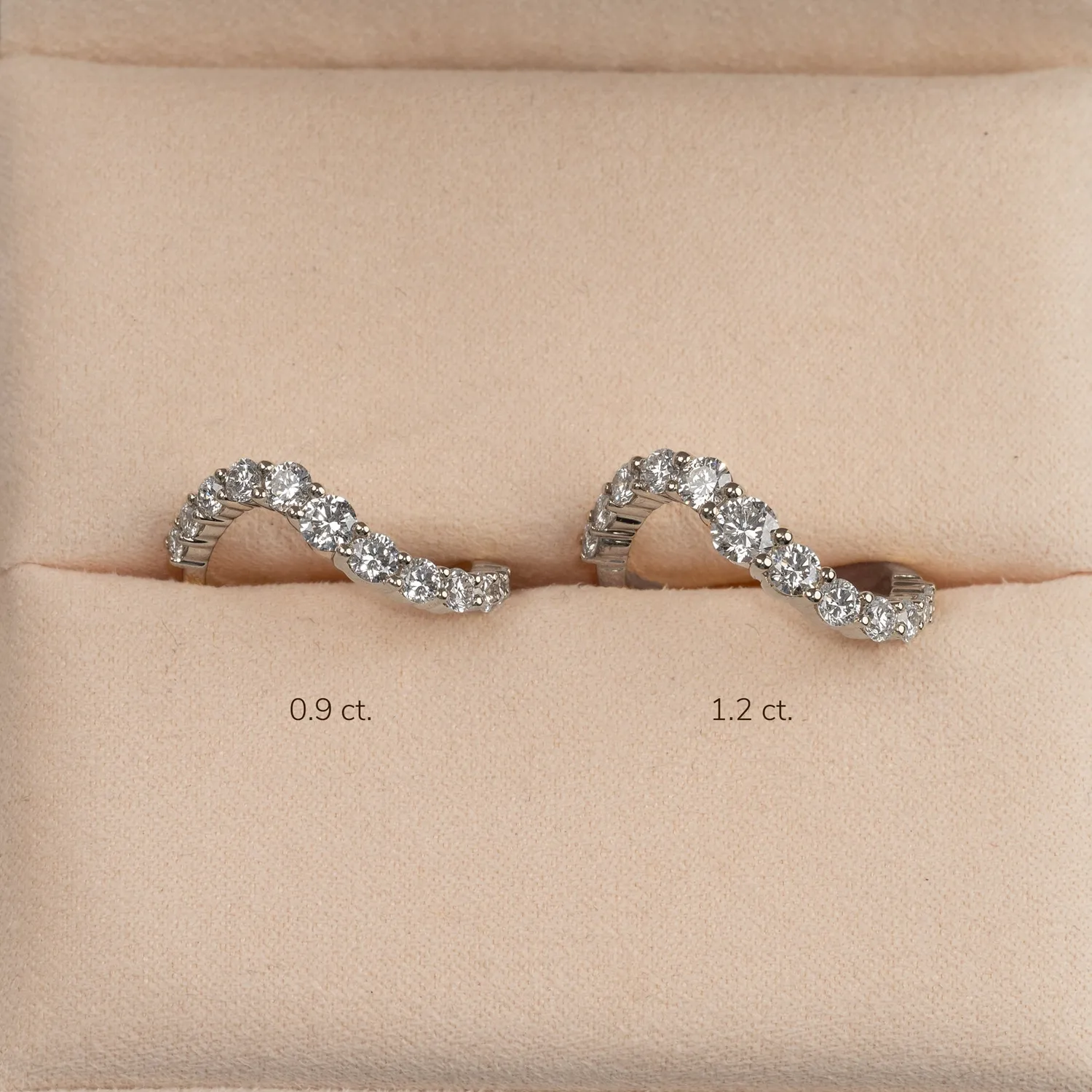 Sisi Copenhagen Graduating Curved Lab-Diamond ring 0,9 ct hvidguld