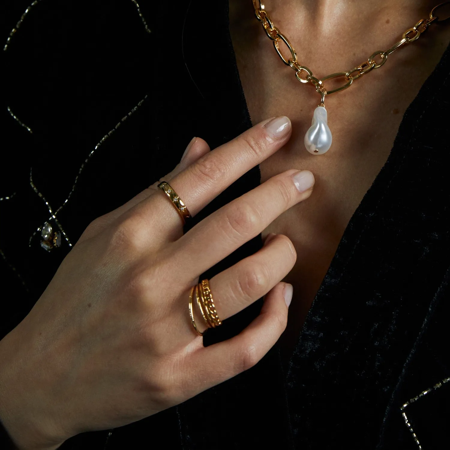 Orelia Crystal Engraved Starburst ring guld krystal S/M