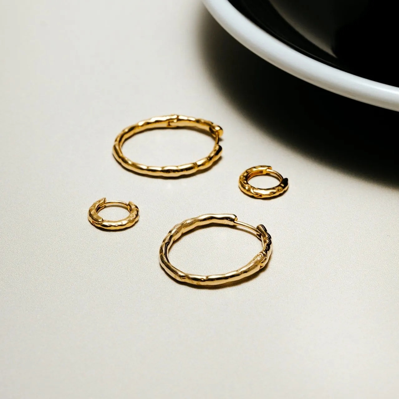 Orelia Polished Molten Micro Hoop øreringe forgyldt guld