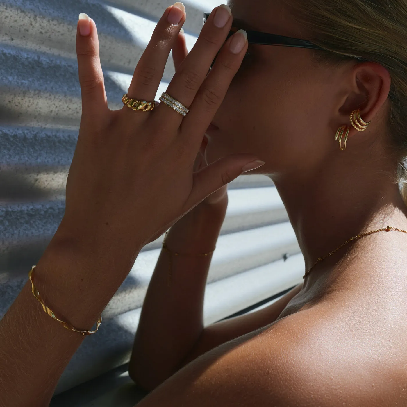 TIMI OF SWEDEN Juni twisted bangle armbånd guld