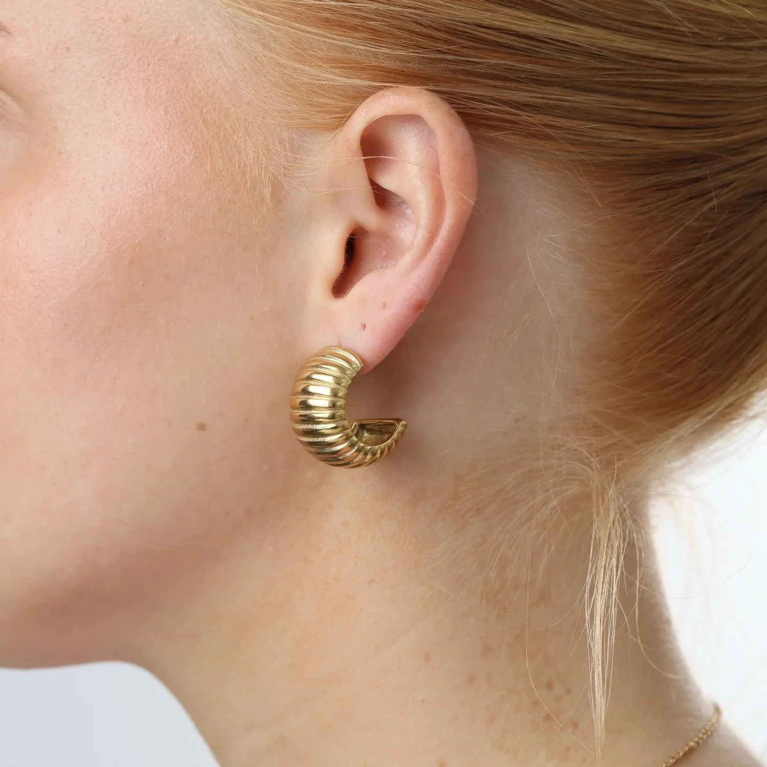 TIMI OF SWEDEN Alima Chunky ørestikker 25 mm guld