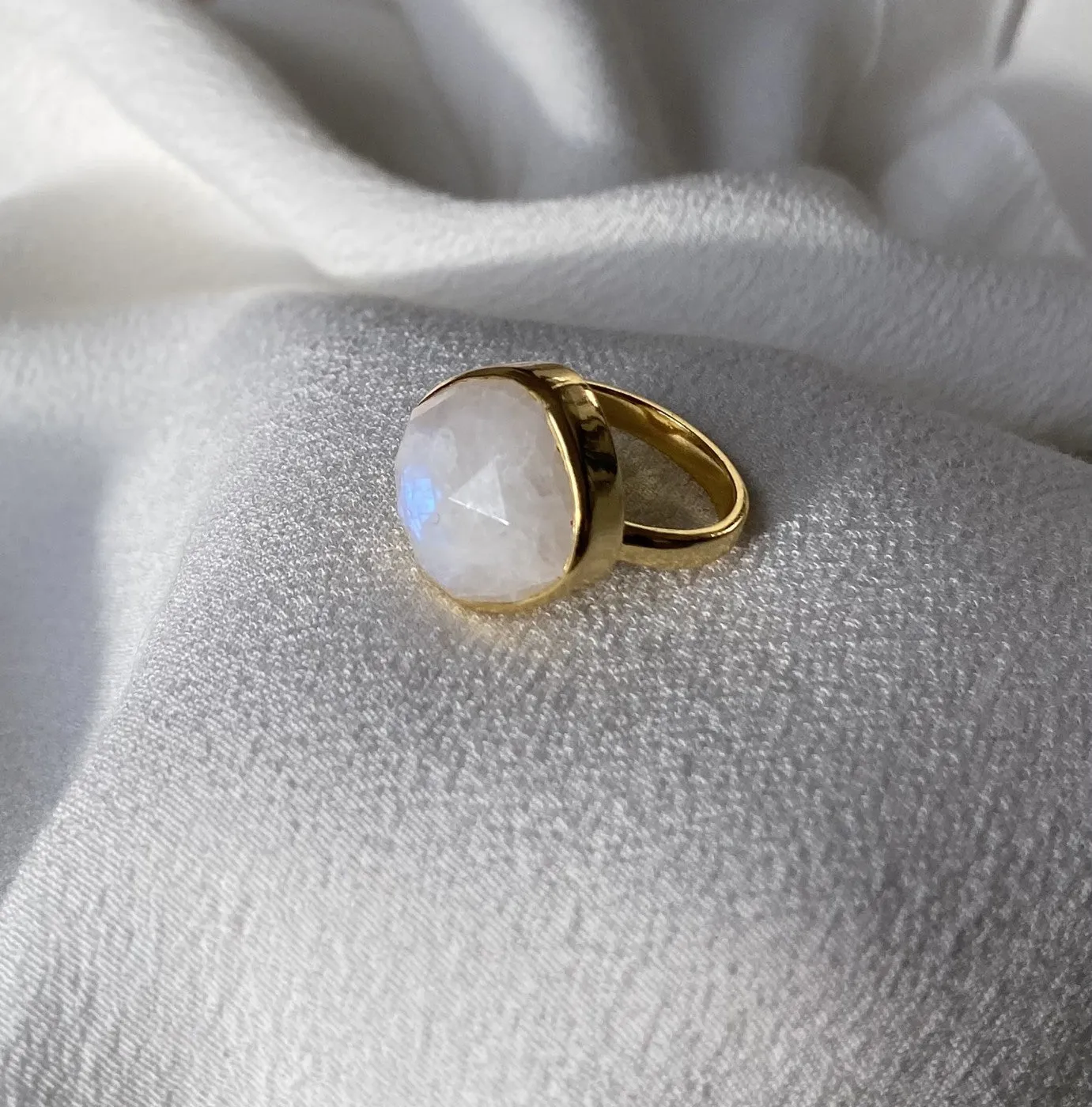 Bykjaergaard Rainbow ring forgyldt med månesten
