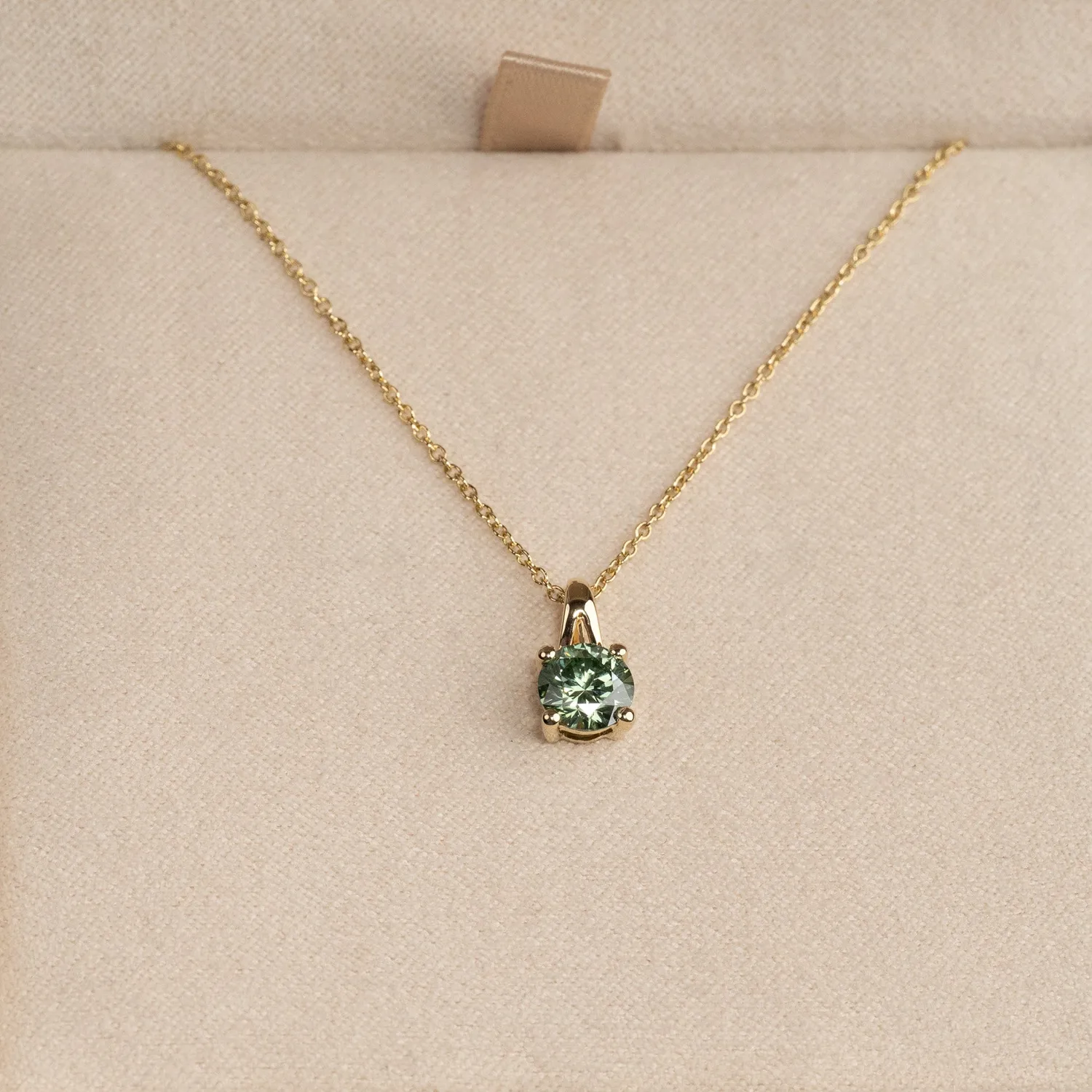 Sisi Copenhagen Prong Solitaire vedhæng 0,75 ct grøn guld