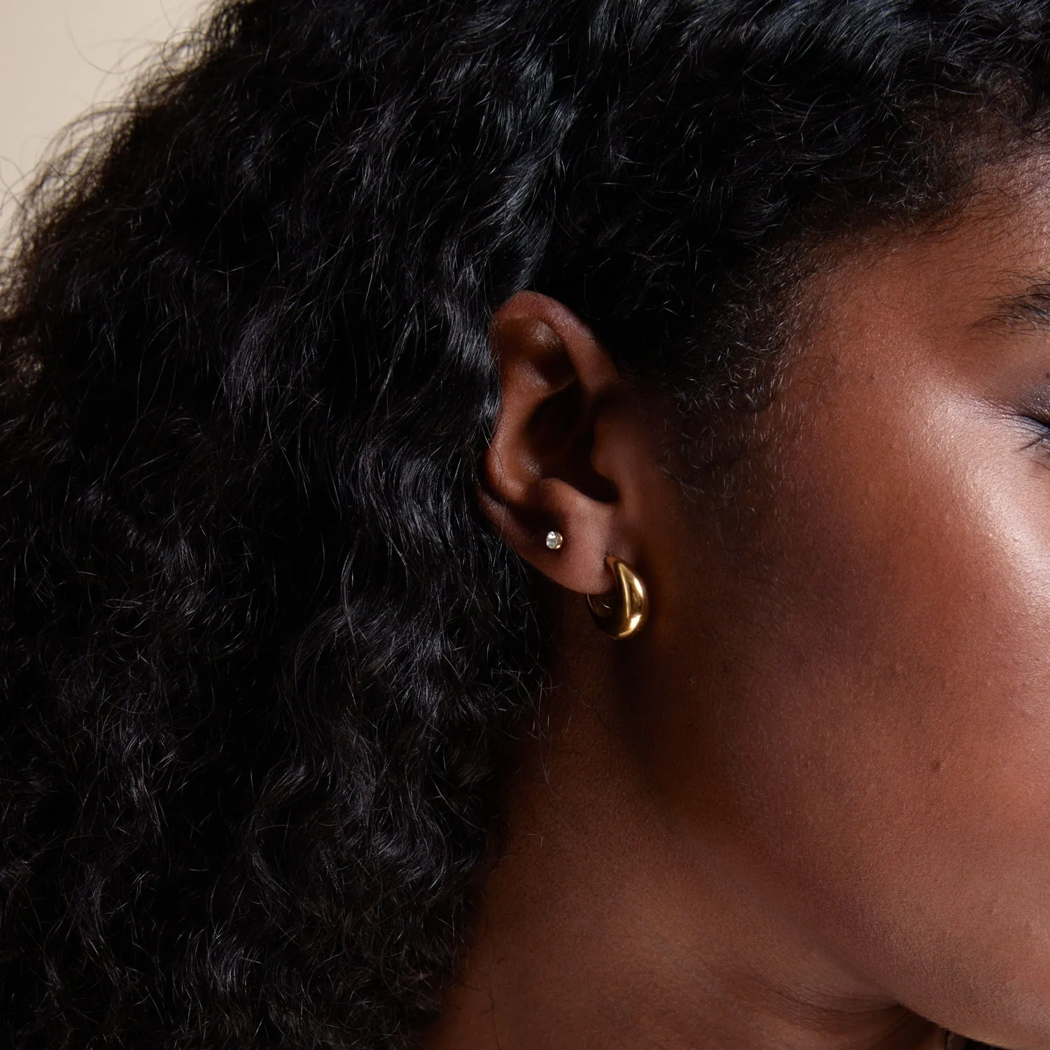 Orelia LUXE Tapered Dome Hoop øreringe guld