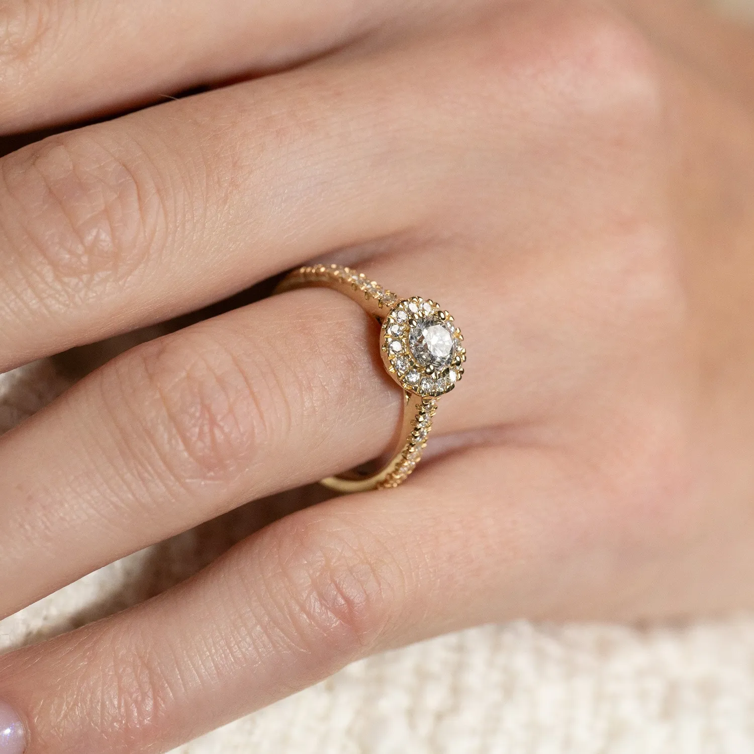 Sisi Copenhagen Round Halo Alliance ring 0,85 ct 14 kt guld