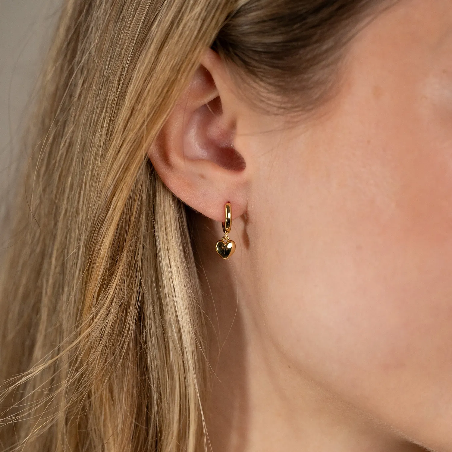 Sisi Copenhagen Valentina huggie øreringe hjerte guld