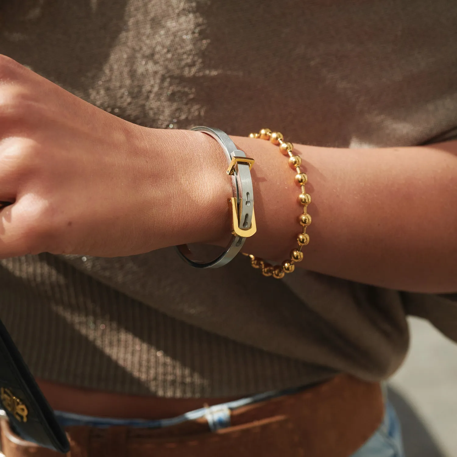 TIMI OF SWEDEN June bangle armbånd rustfrit stål guld