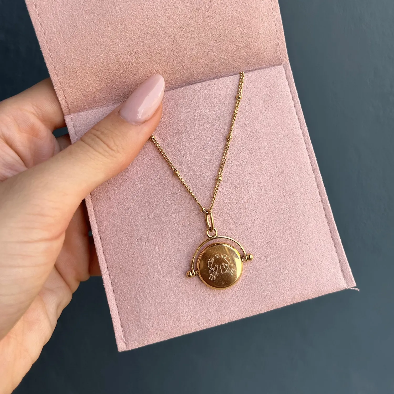 Orelia LUXE Cancer Zodiac Engraved Spinner Necklace halskæde guld