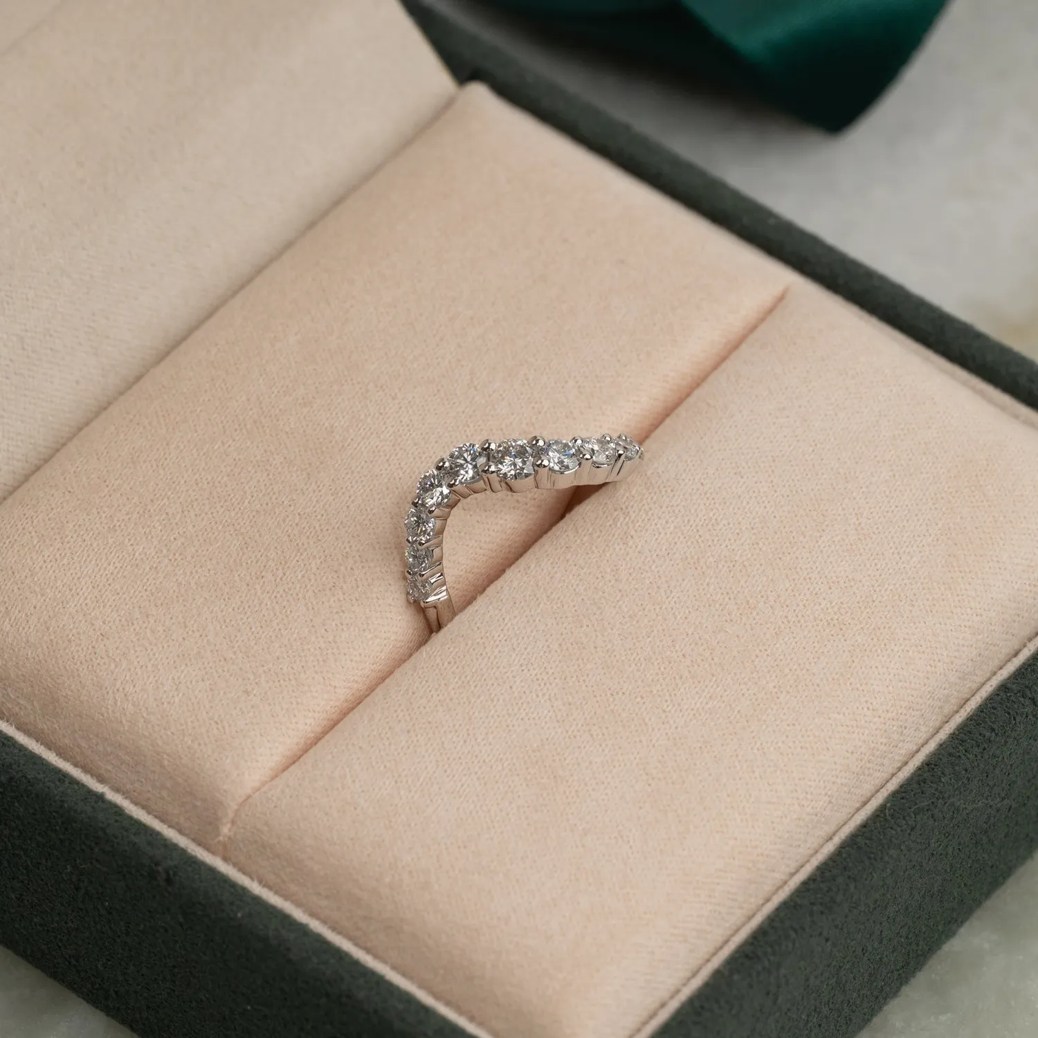 Sisi Copenhagen Graduating Curved Lab-Diamond ring 0,9 ct hvidguld