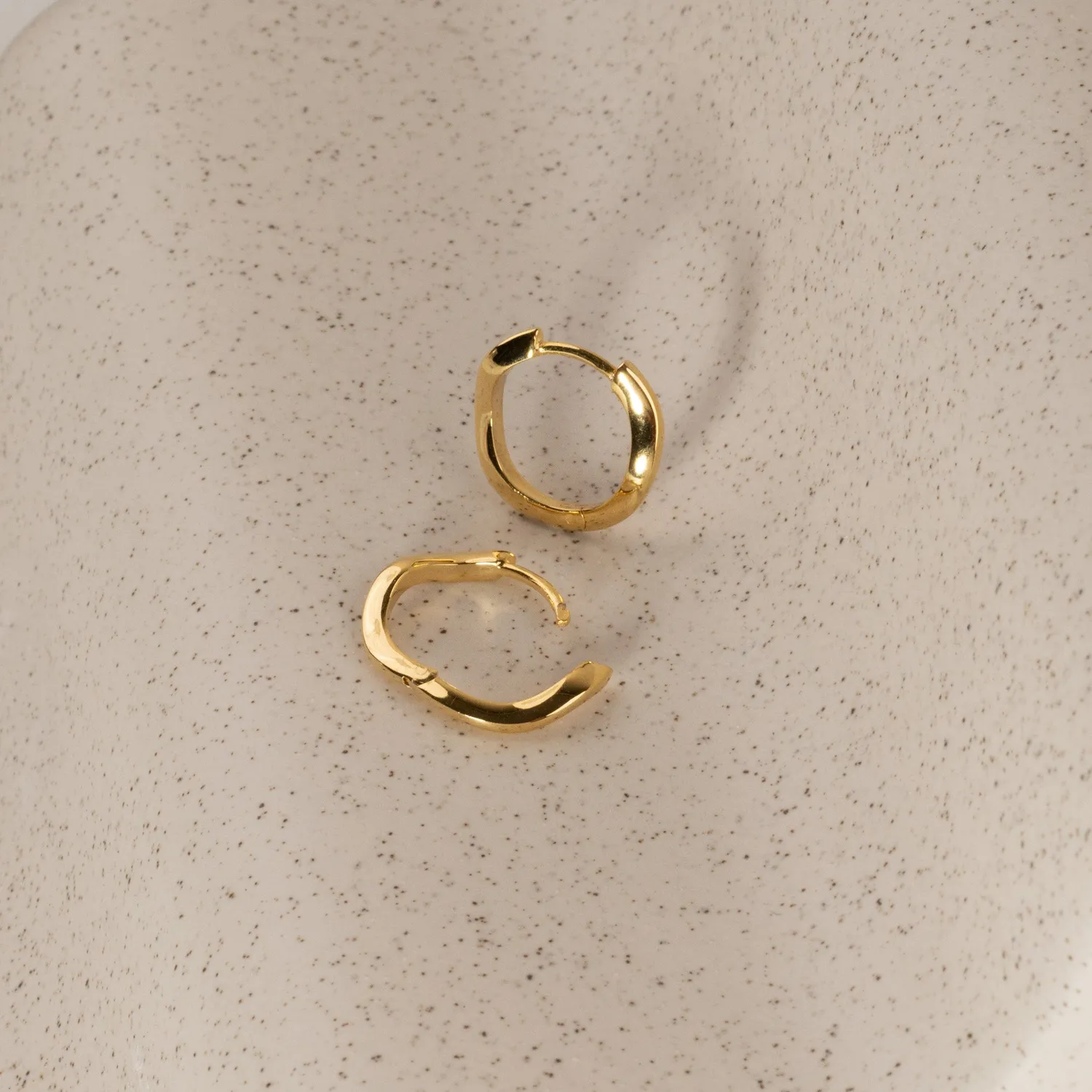 Sisi Copenhagen Gaia huggie øreringe forgyldt 15 mm