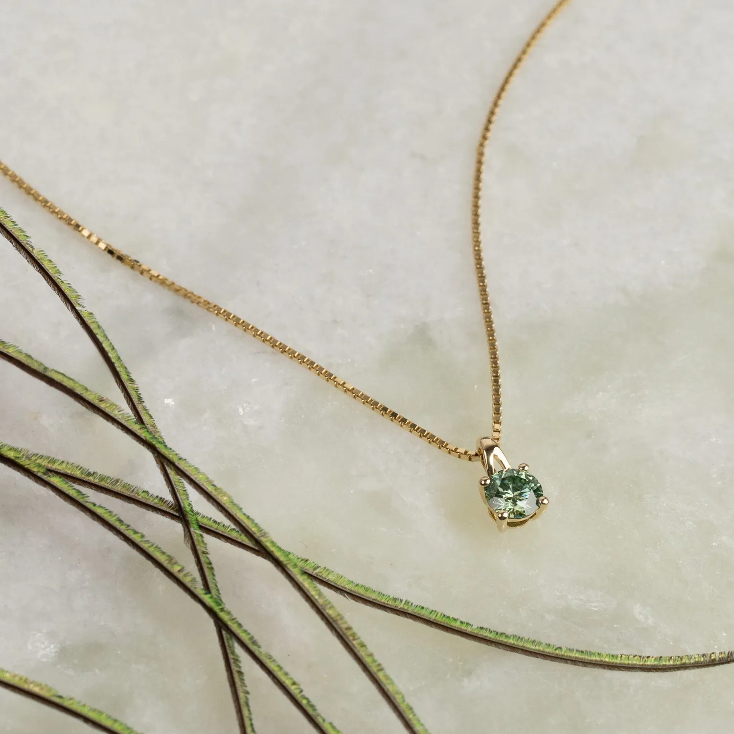 Sisi Copenhagen Prong Solitaire vedhæng 0,75 ct grøn guld