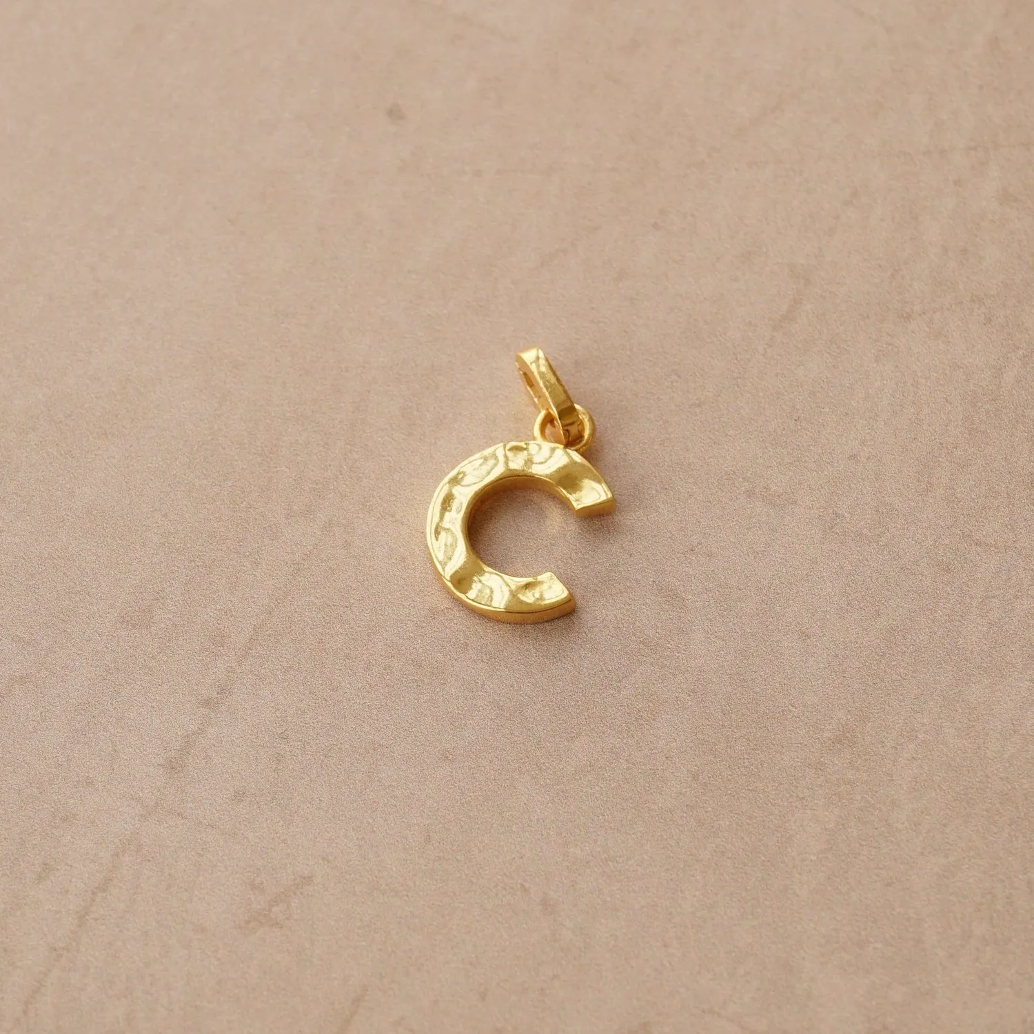 Orelia LUXE C Charm vedhæng forgyldt
