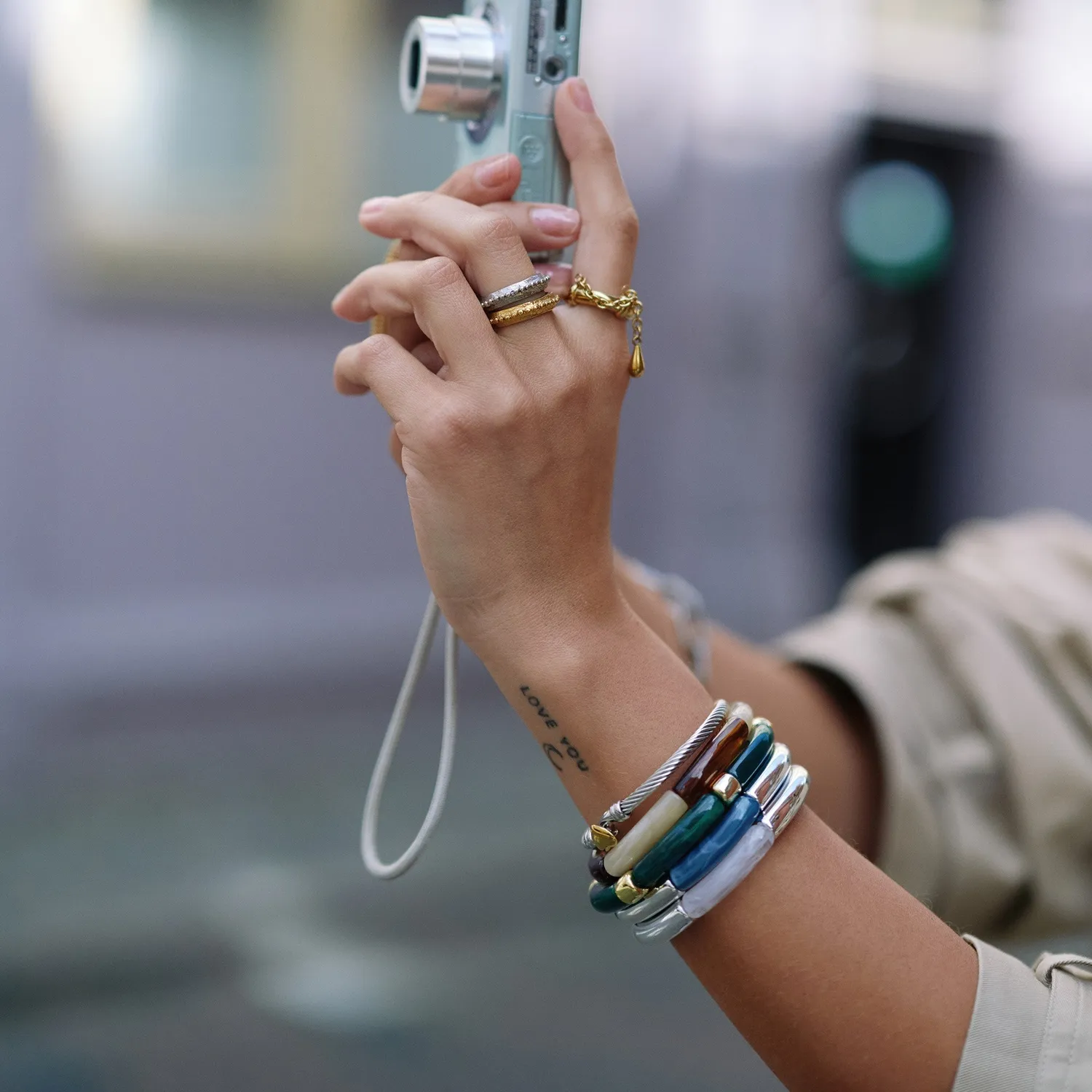 TIMI OF SWEDEN Margareta stavarmbånd blå resin