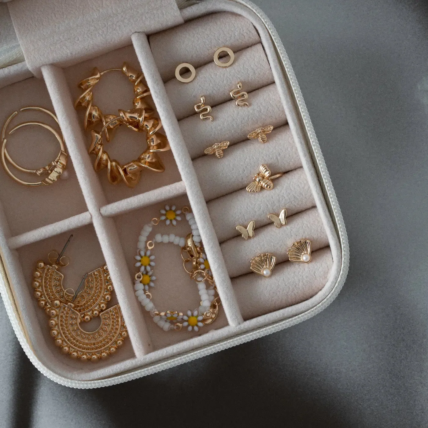 TIMI OF SWEDEN Astrid Daisy emaljearmbånd guld 17 cm