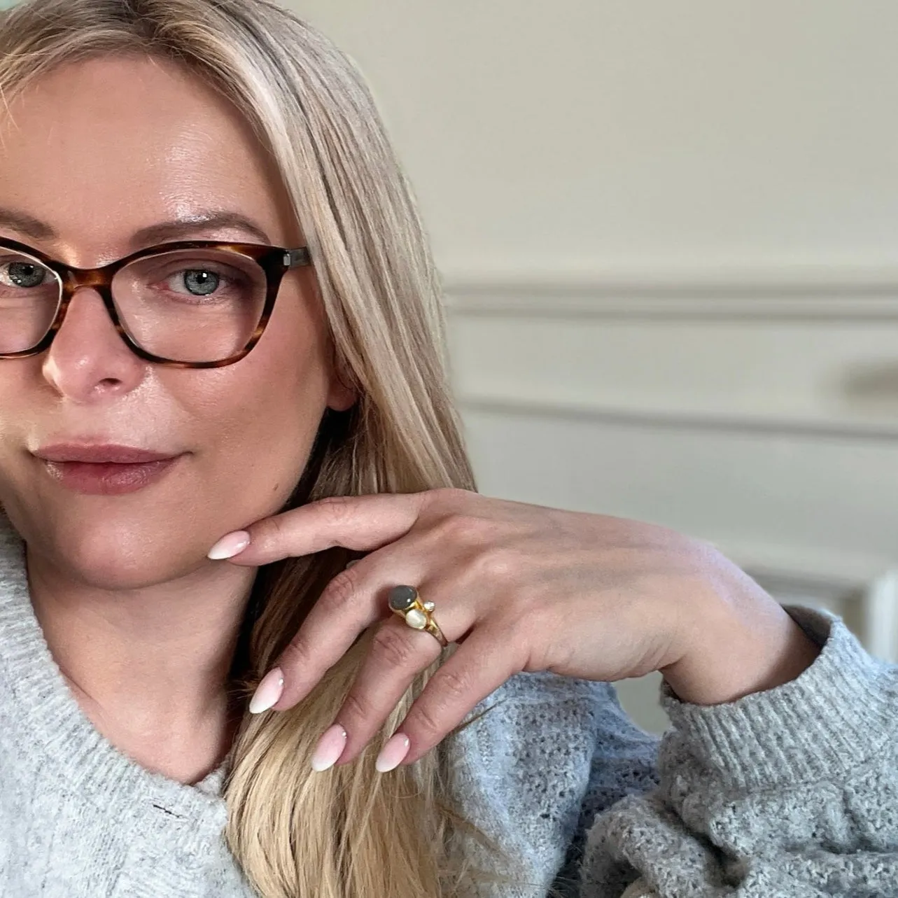 Bykjaergaard Bee ring forgyldt hvid og grå månesten