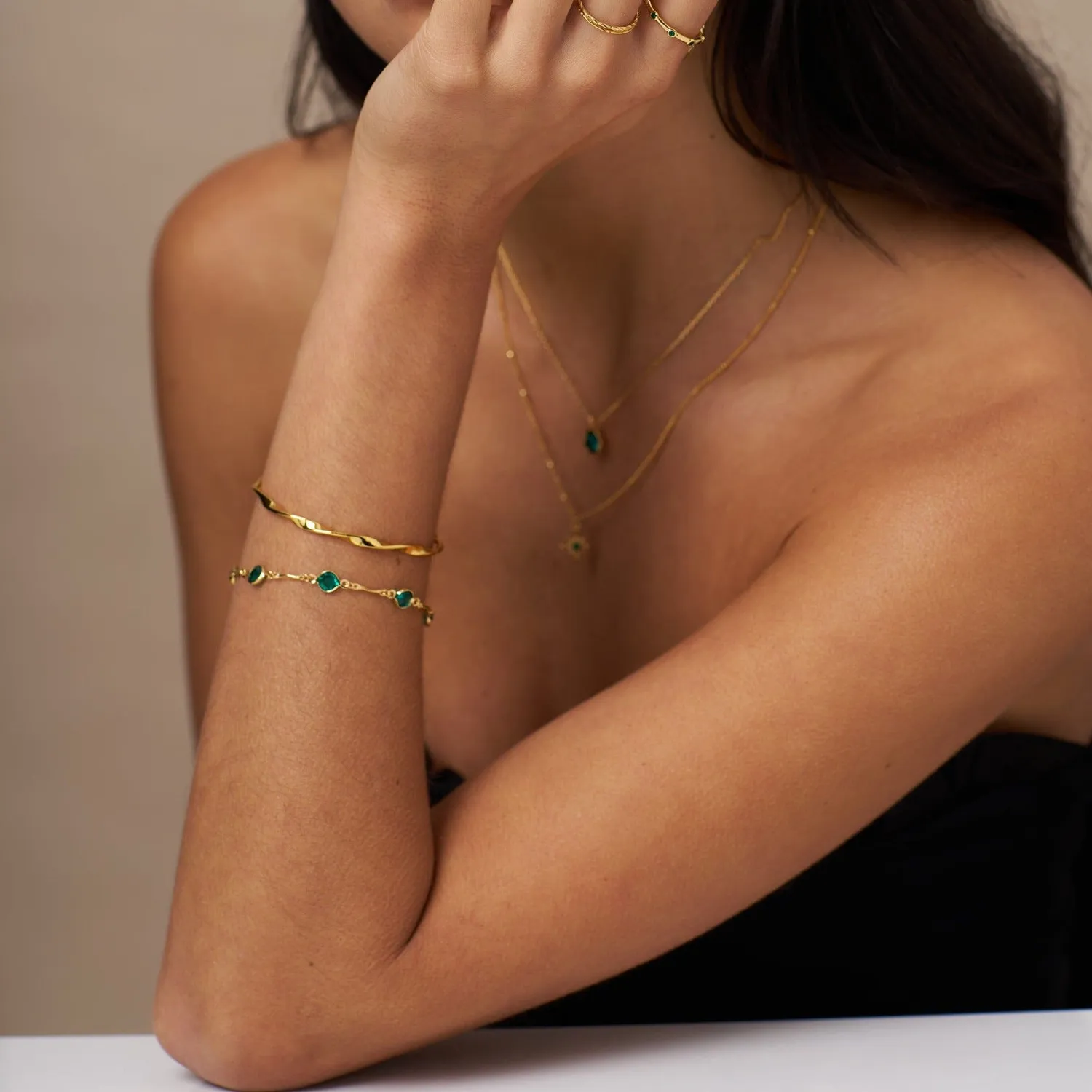 Orelia Ribbon Twist bangle guld åben snoet