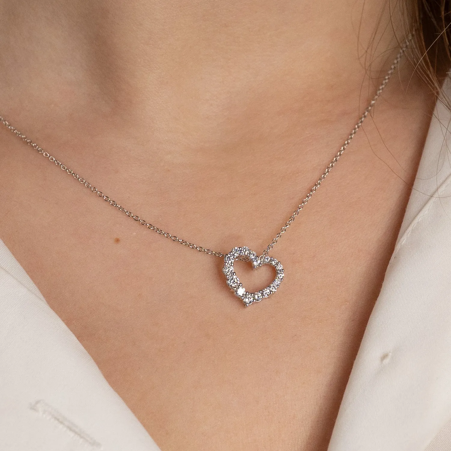 Sisi Copenhagen Diamond Graduating Curved Heart vedhæng 0,45ct hvidguld