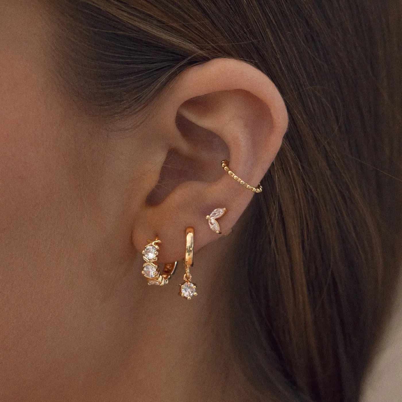 TIMI OF SWEDEN Ruby ear cuff guld 12 mm single
