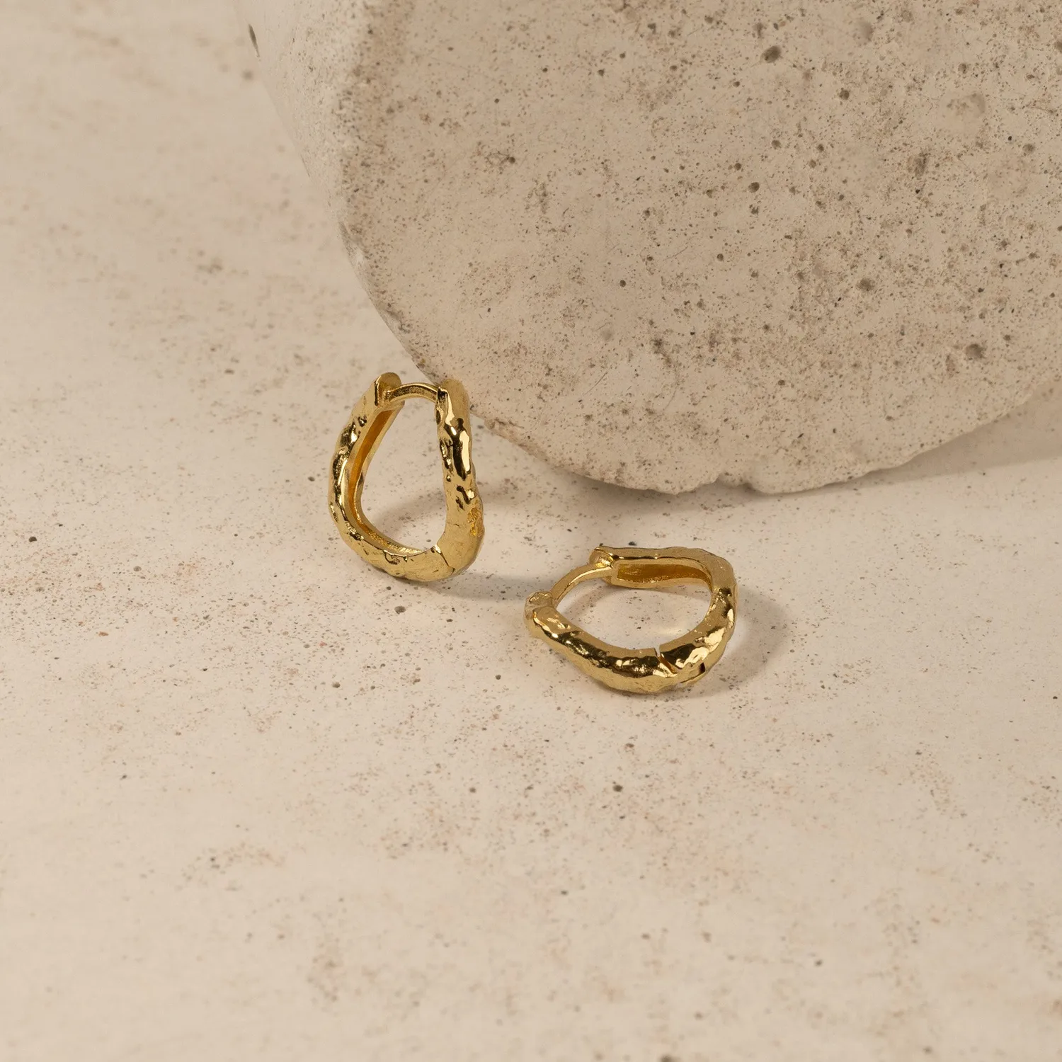 Sisi Copenhagen Maia Golden Huggie øreringe forgyldt 15 mm