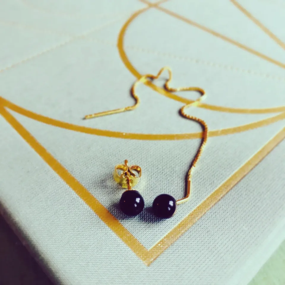 Sunshine & She String & Stik Obsidian ørering forgyldt