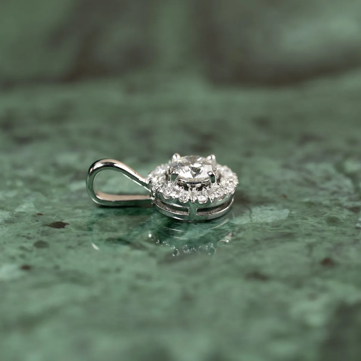 Sisi Copenhagen Round Halo diamantvedhæng 0,5 ct hvidguld