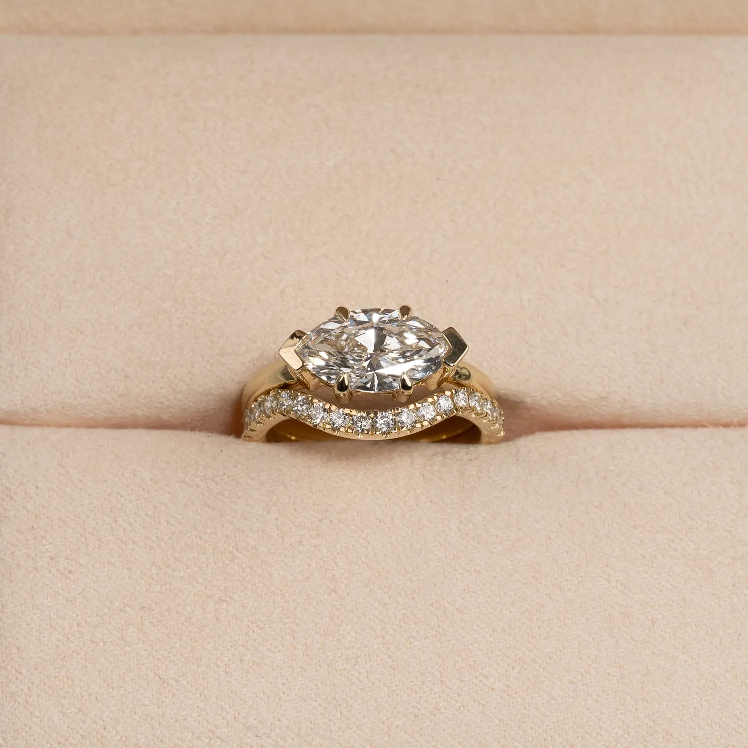 Sisi Copenhagen Wide Curve Alliance ring 14 kt guld diamanter
